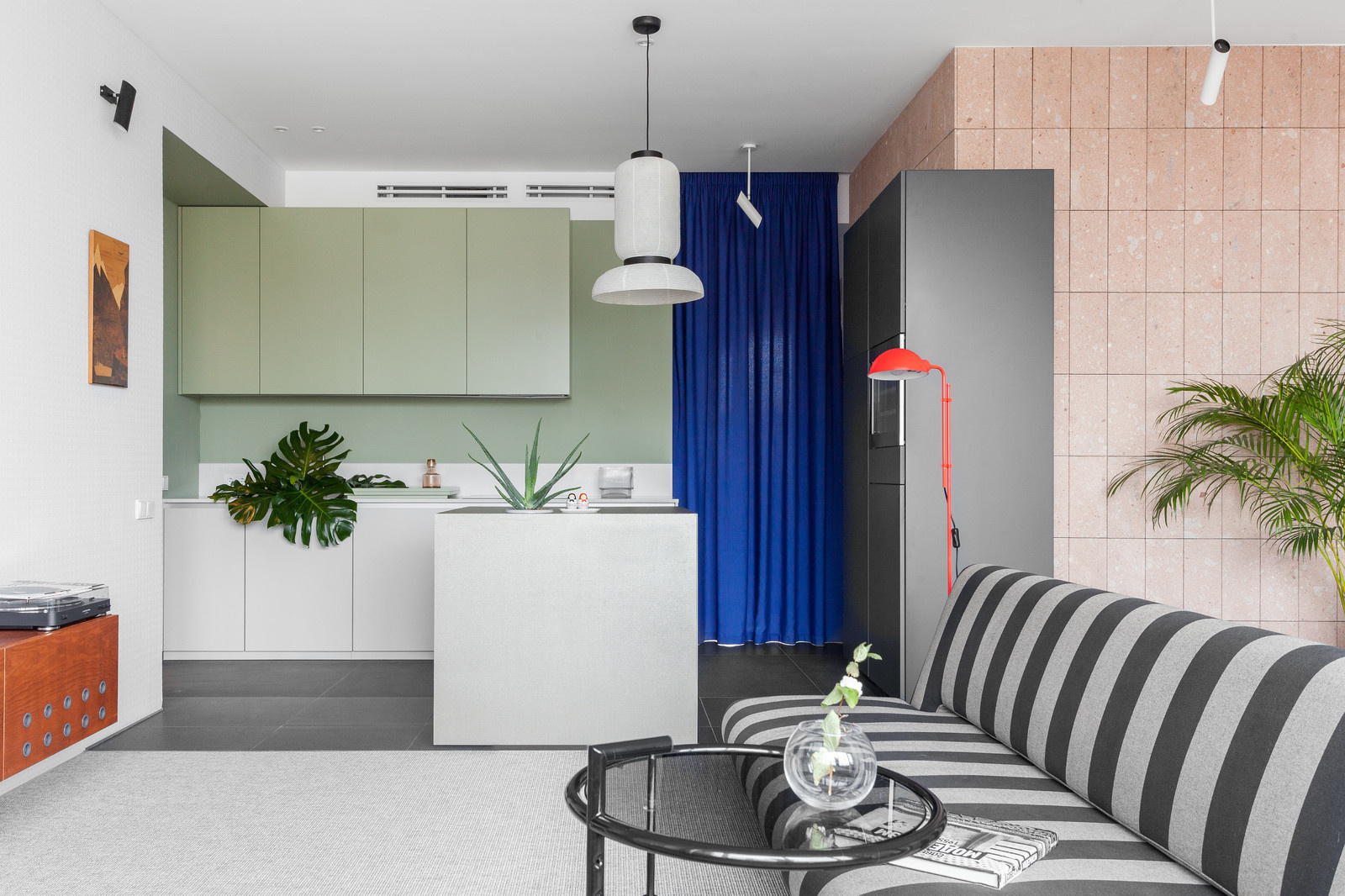 Houzz тур: Квартира в духе 1970-х — с розовым туфом и винтажем