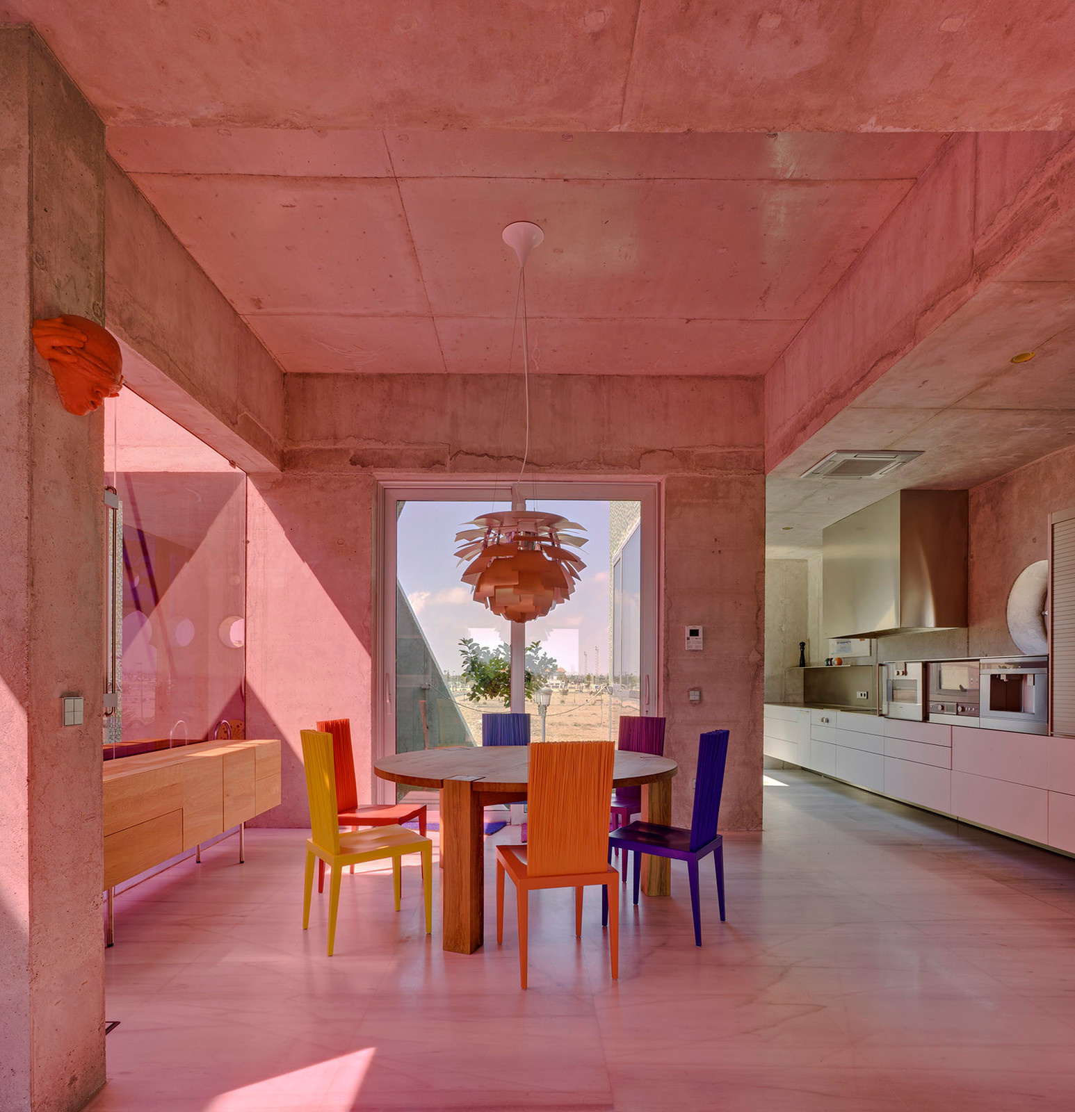 Houzz Испания: Дом у моря с цветным стеклом и яркими полами