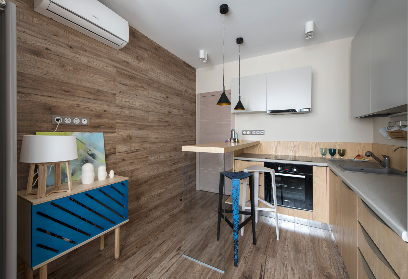 Houzz тур: Цветные стеклоблоки и ламинат на стенах для молодой семьи