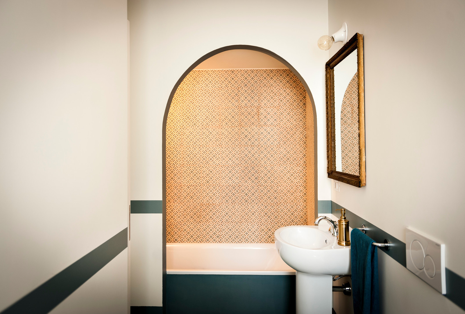 Только фото: Ванна в нише