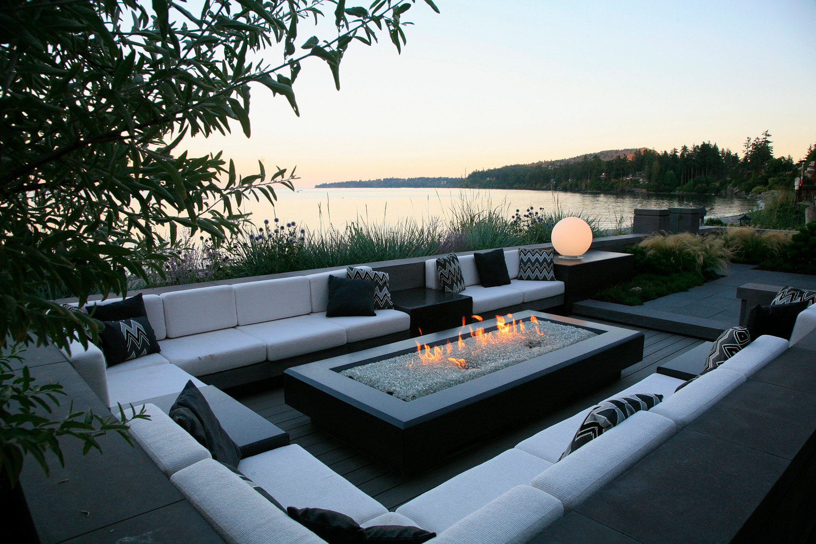 Эмоции теплого спектра: О чем подумать, выбирая садовый уличный камин