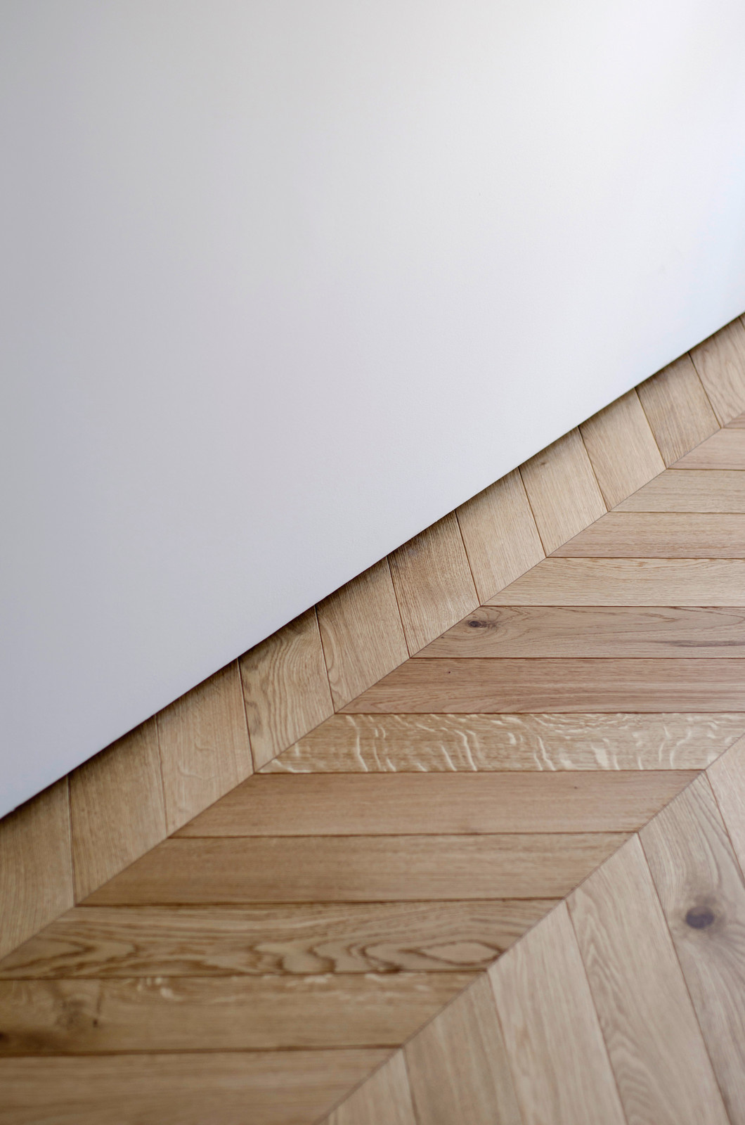 Зачем вам: Укладывать пол без плинтуса