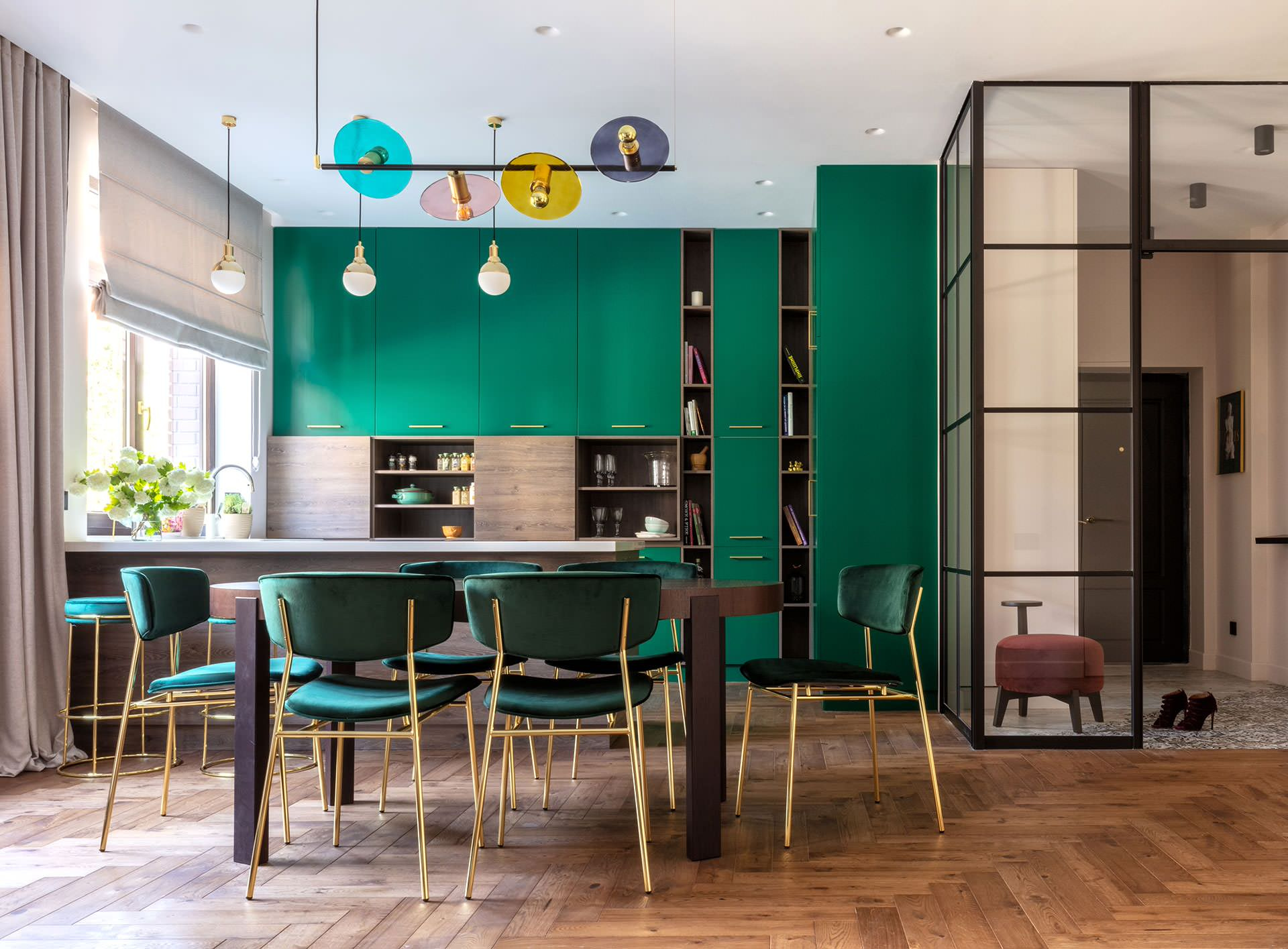 Houzz Казахстан: Квартира с потайной дверью и суперкухней