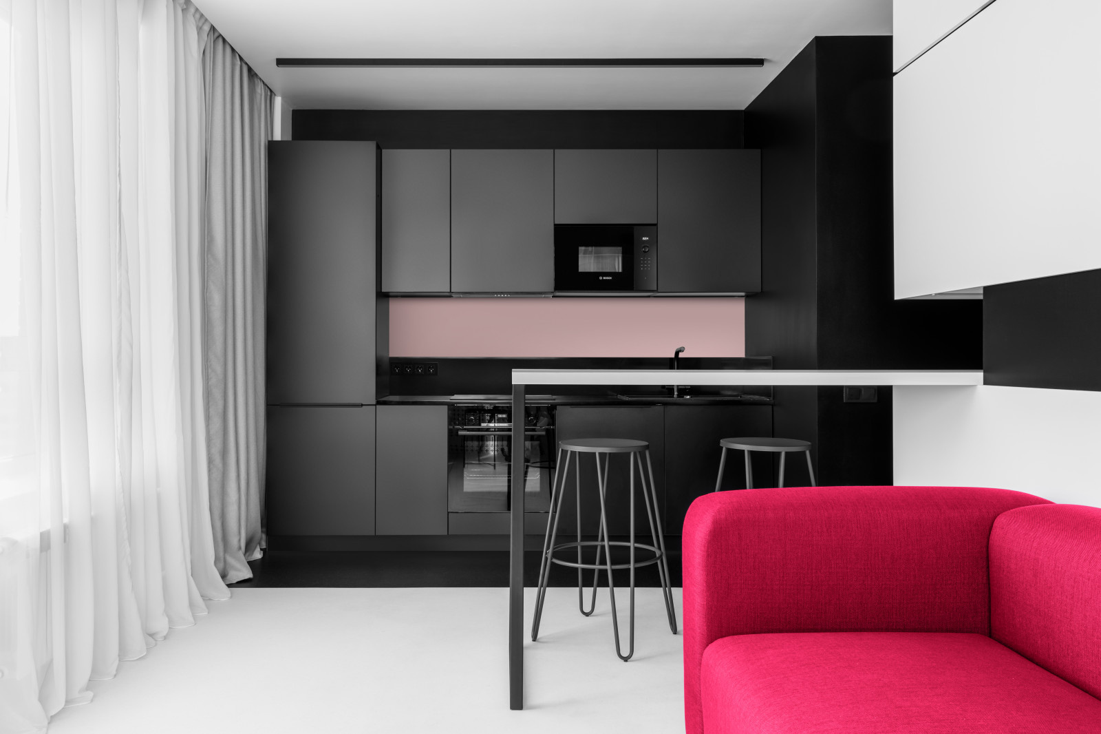 Обложка статьи: Houzz тур: 52 кв.м — чёрно-белая квартира с малиновыми акцентами