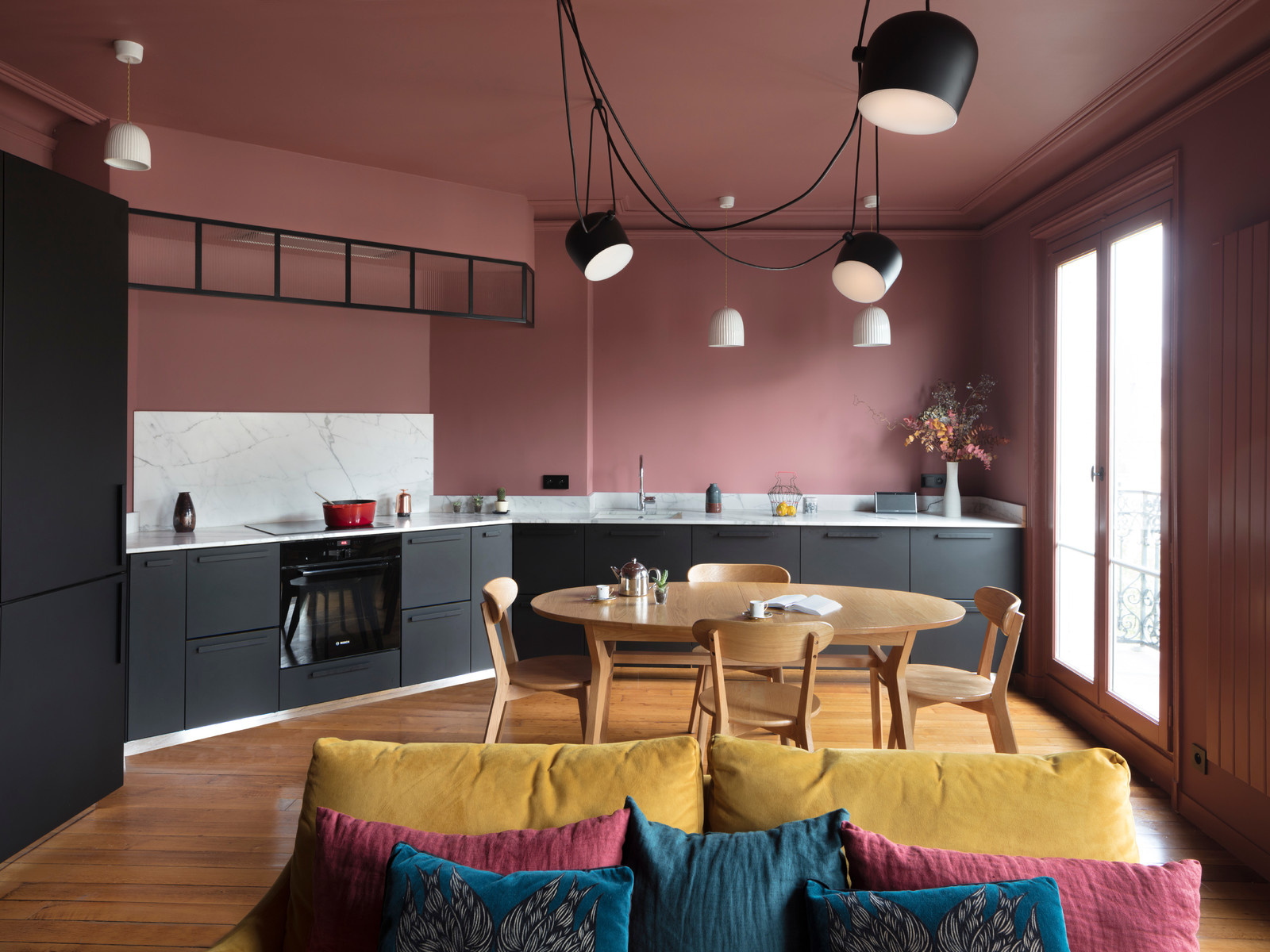 Houzz Франция: Квартира с розовым потолком на кухне