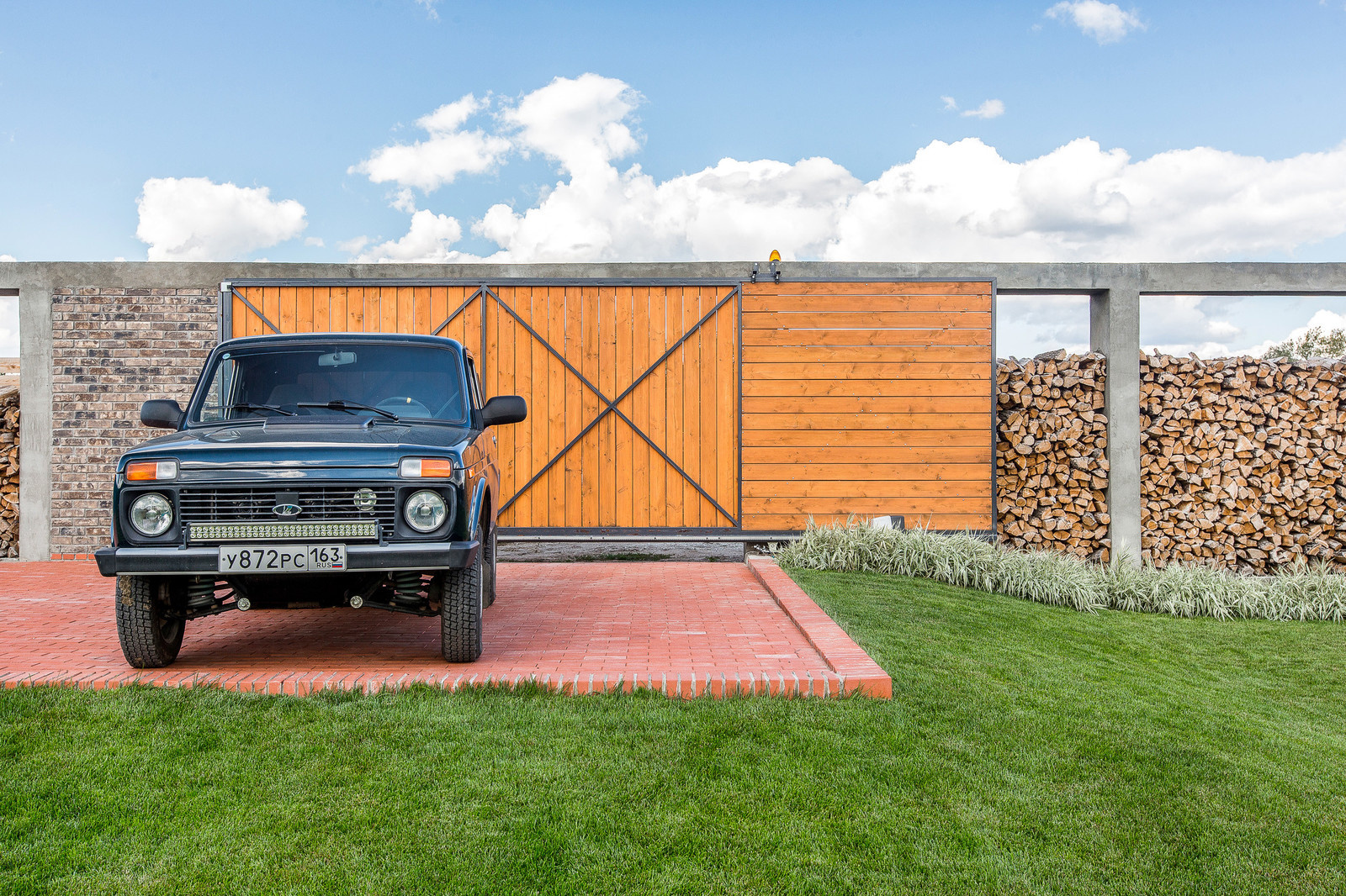 Хороший вопрос: Где парковать машину на даче?