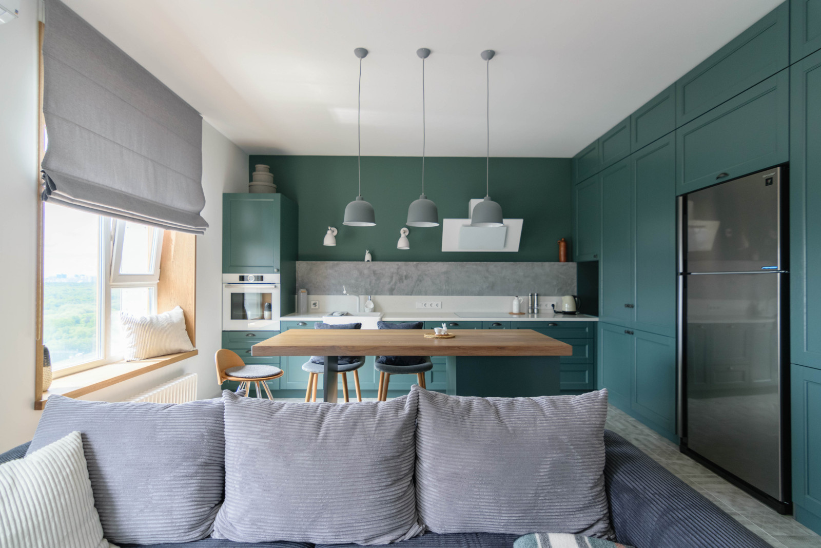 Кухня недели: Пыльно-зеленый гарнитур с островом