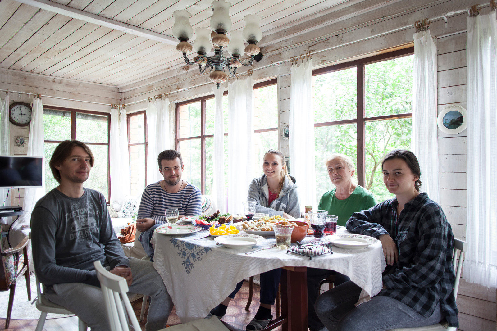 Обложка статьи: В гостях: Деревенский дачный домик с индийским шкафом