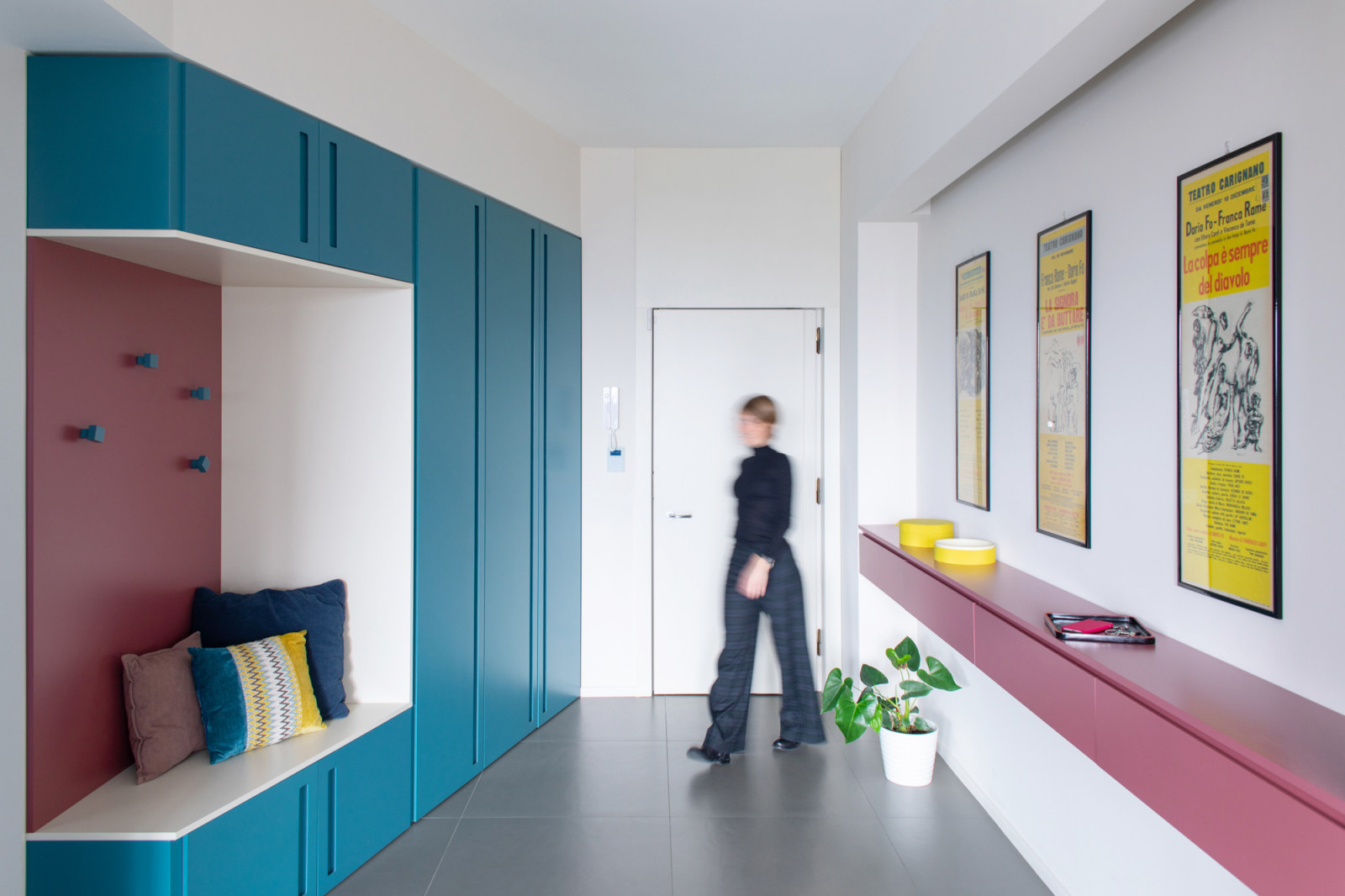 Houzz Италия: Квартира со шкафом-воронкой в прихожей