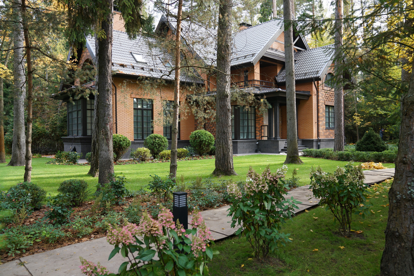 Таймлайн: 9 месяцев на реновацию сада 45 соток в английском стиле