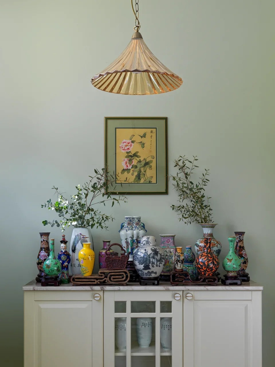 Обложка статьи: Houzz тур: Квартира с коллекцией китайских ваз и гравюр