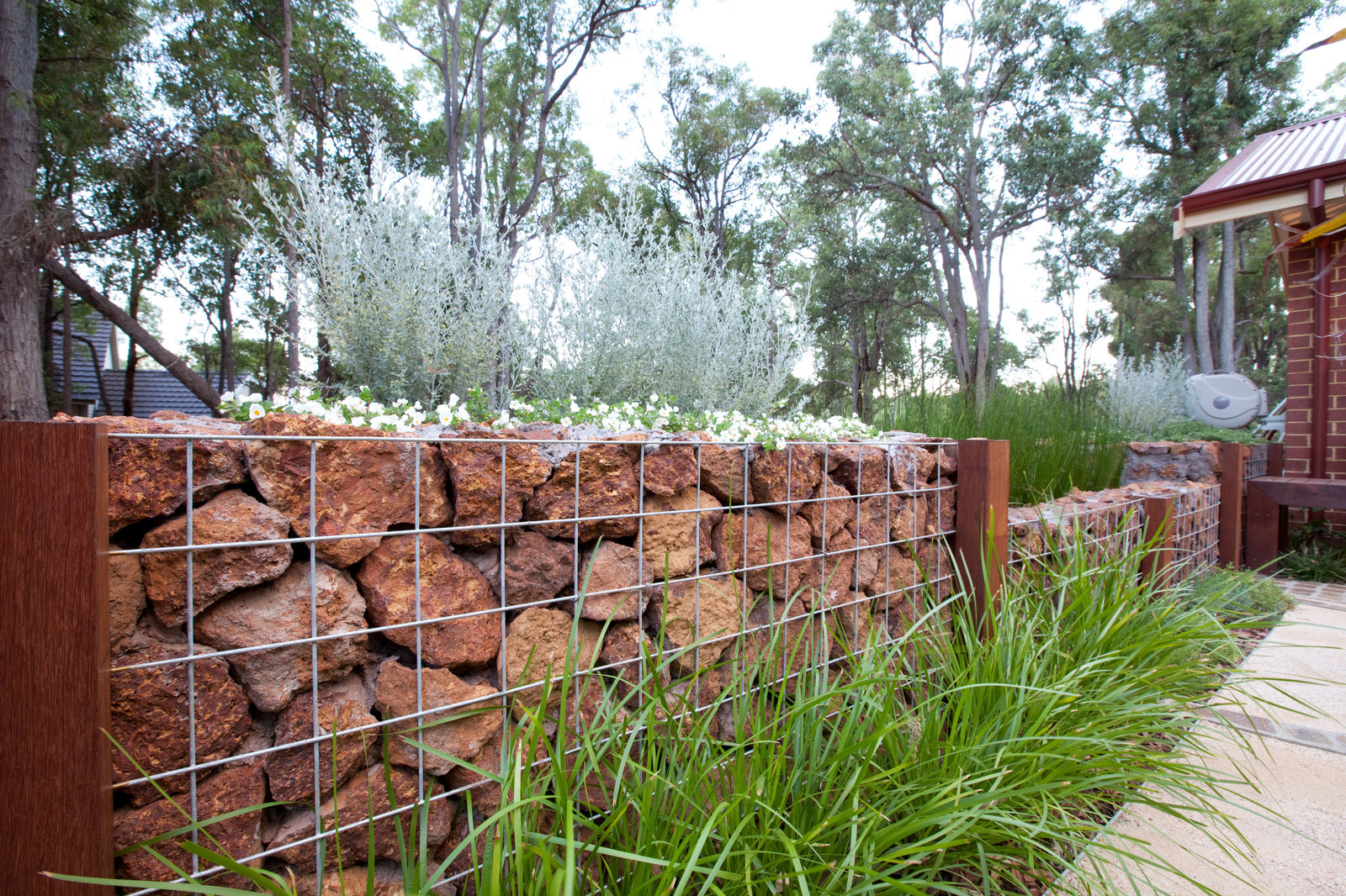 Ландшафт: Что такое габионы и как использовать их в ландшафте