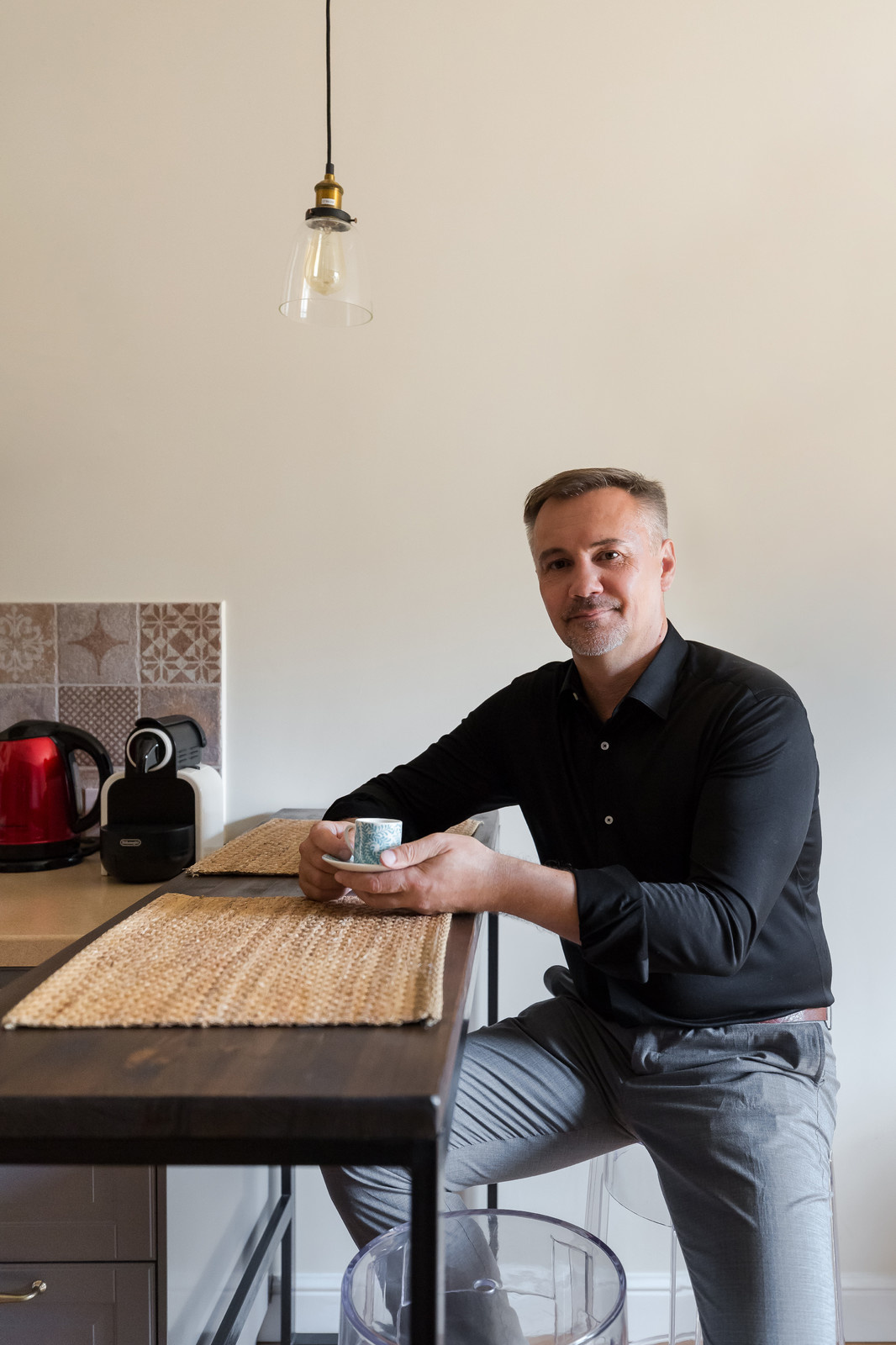 В гостях: 27 кв.м с красным холодильником и бирюзовой дверью