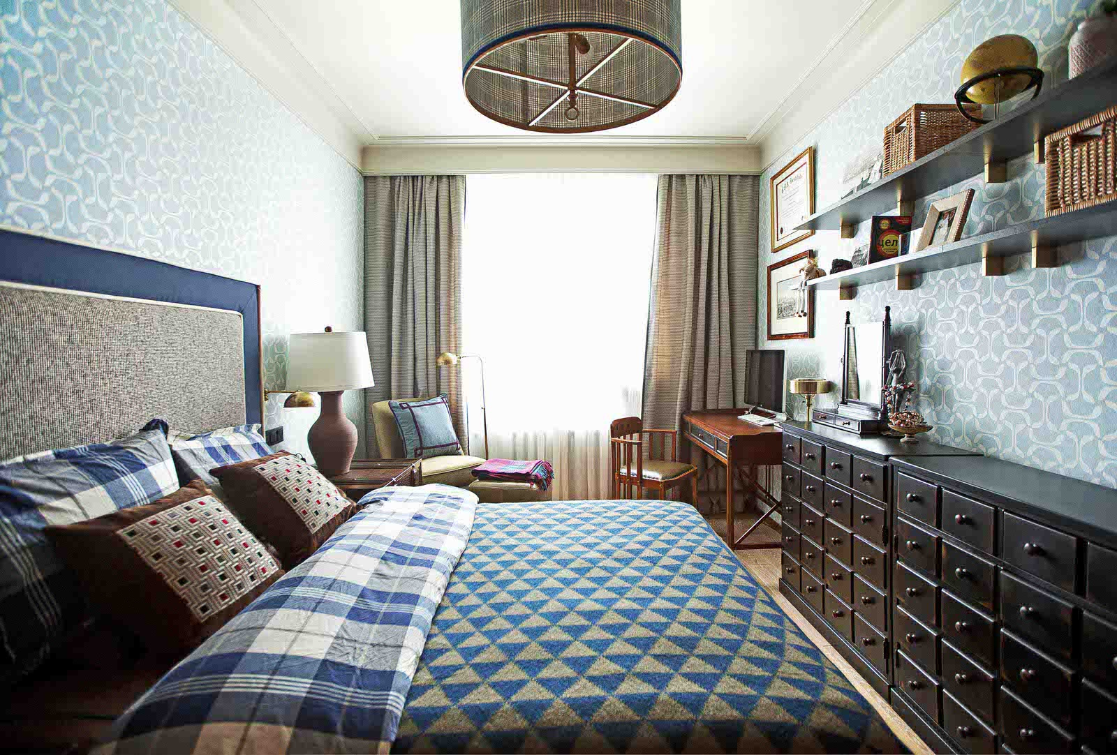 Houzz тур: Московская квартира с двумя санузлами и авторской мебелью