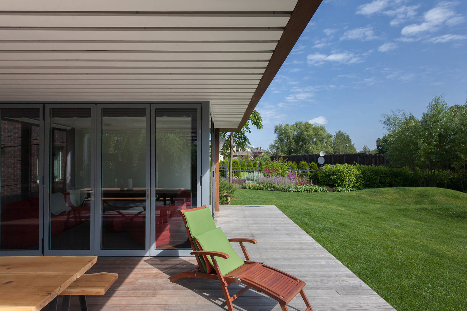 Проект недели: Пристройка для загородного отдыха с огородом на крыше