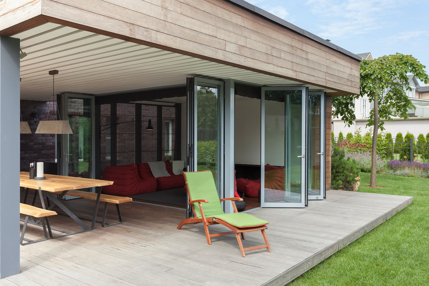 Проект недели: Пристройка для загородного отдыха с огородом на крыше