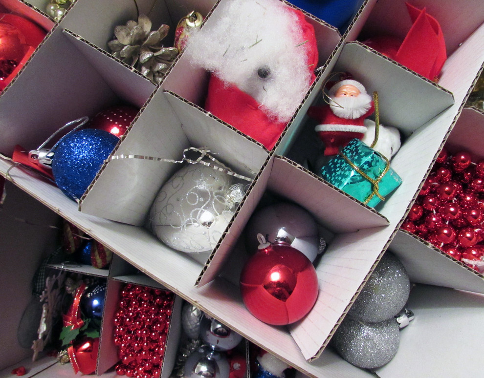 Хороший вопрос: Как хранить елочные игрушки и гирлянды