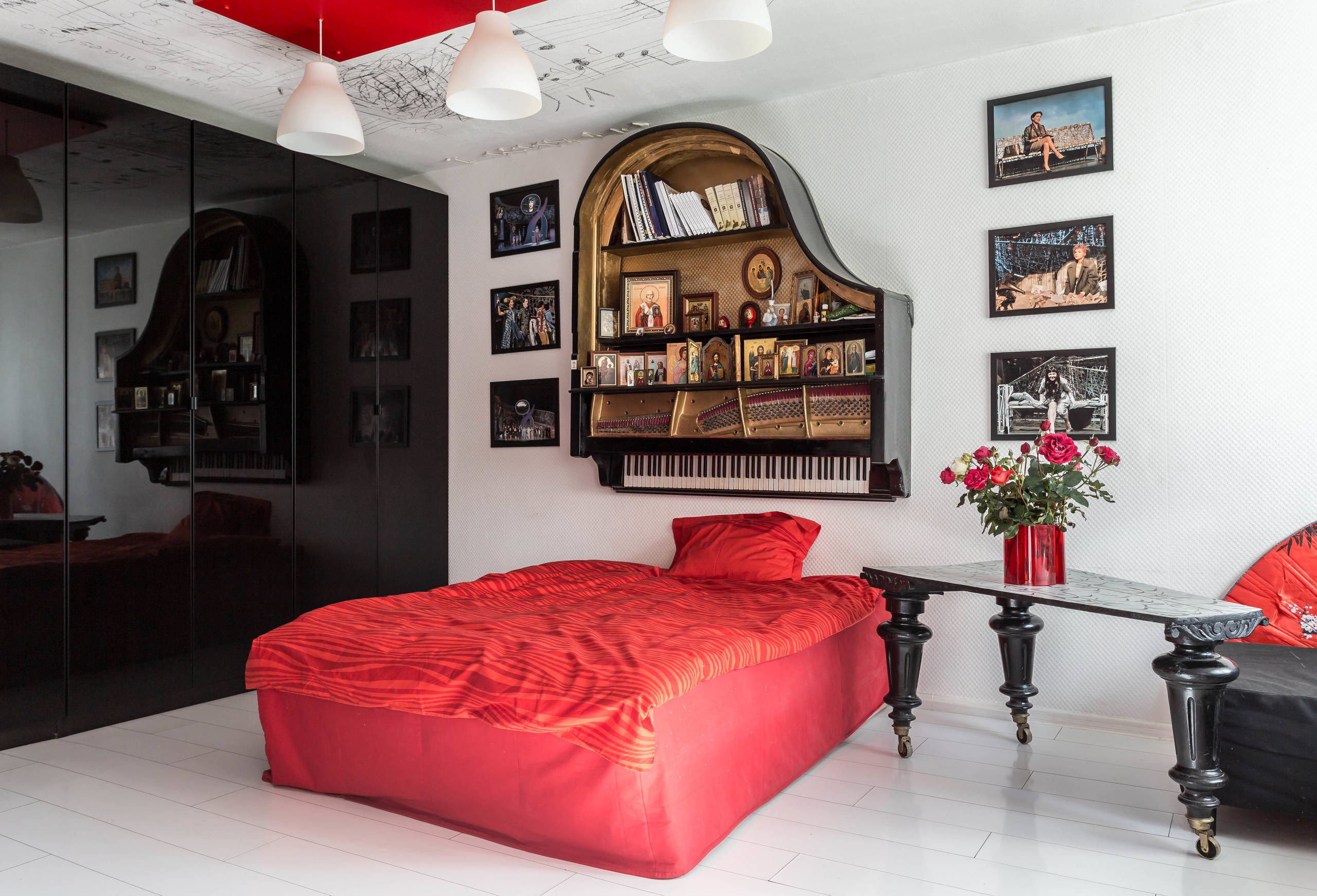 В гостях: Красная хрущевка с роялем на стене