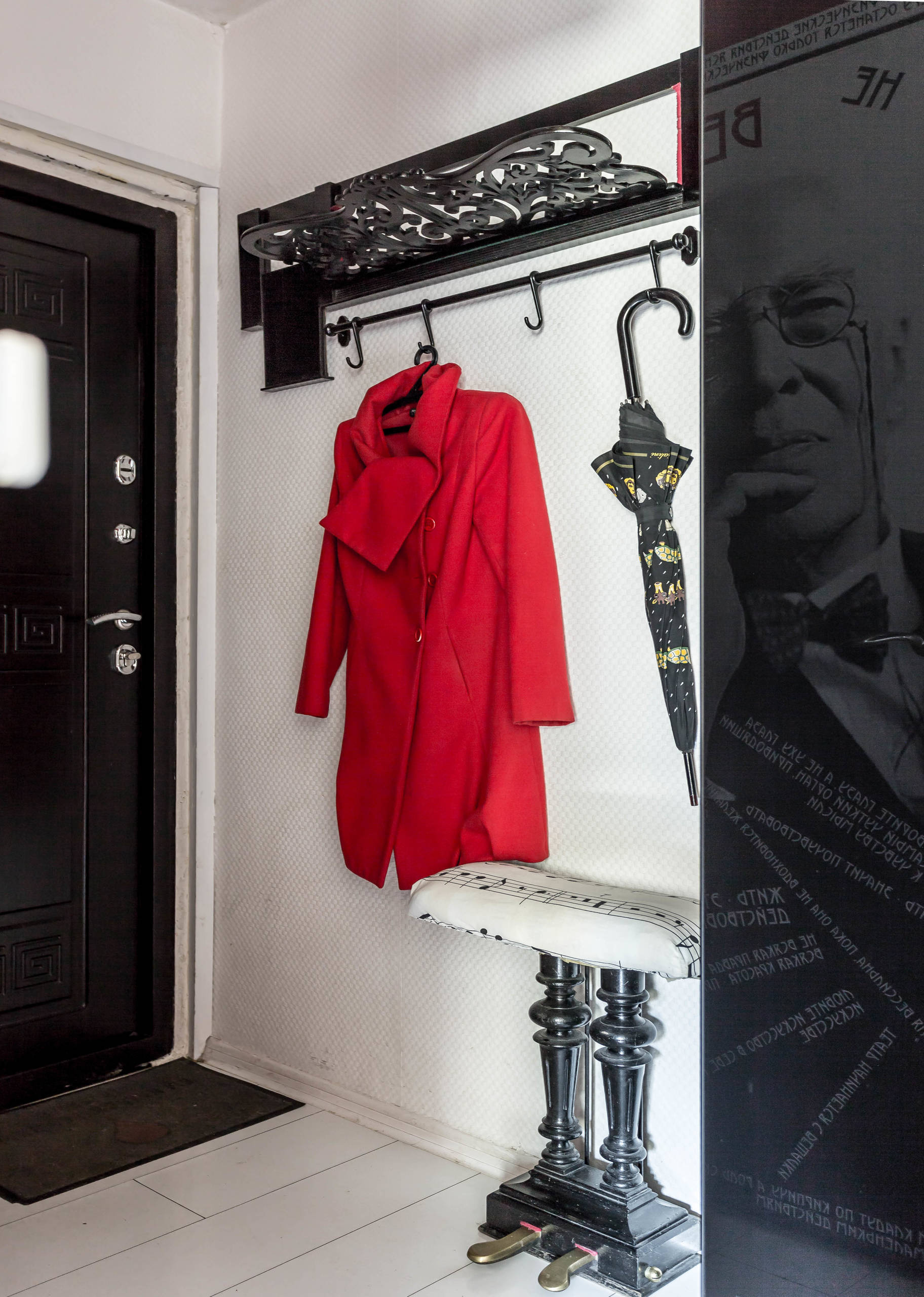 В гостях: Красная хрущевка с роялем на стене