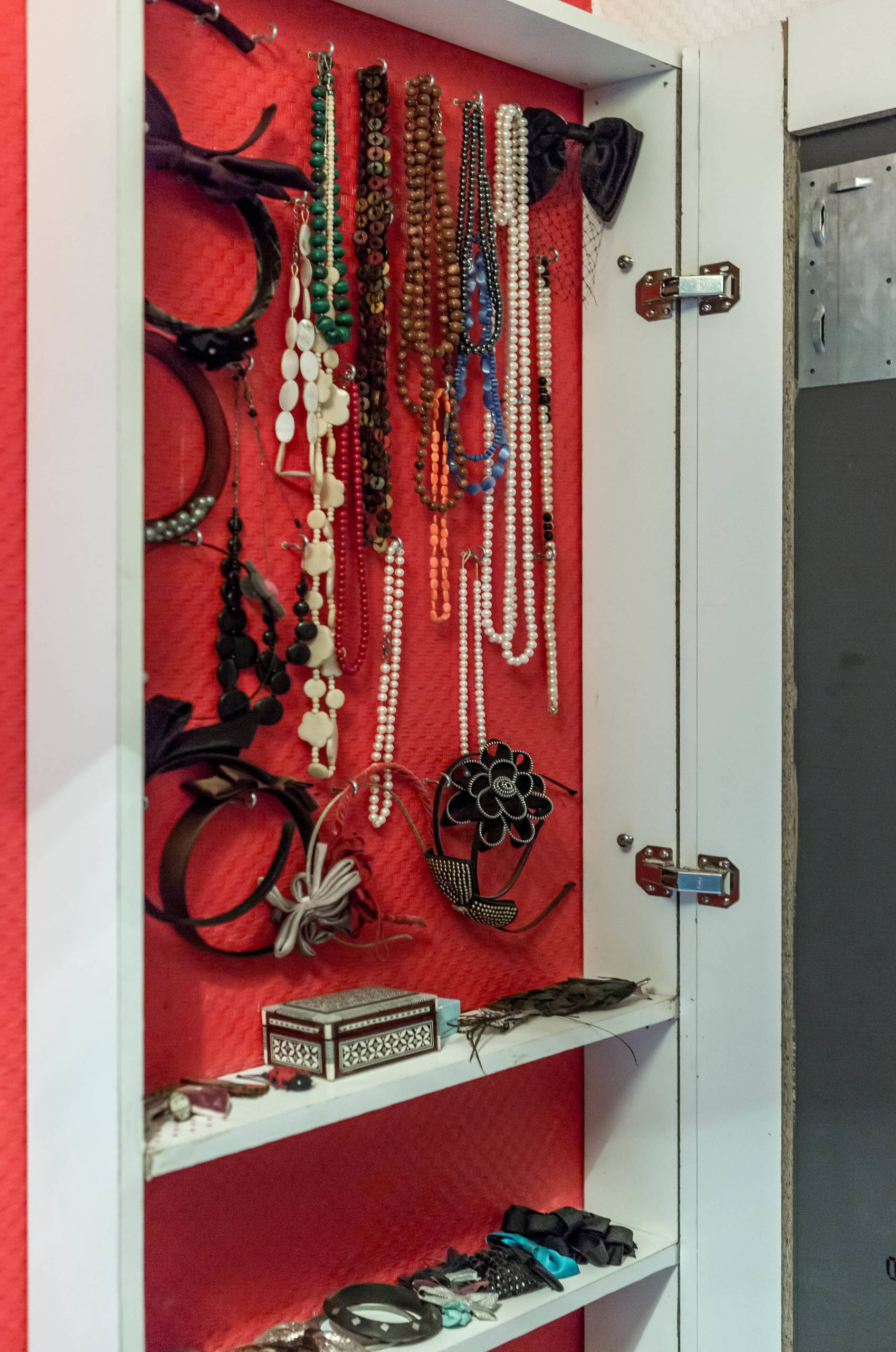 В гостях: Красная хрущевка с роялем на стене