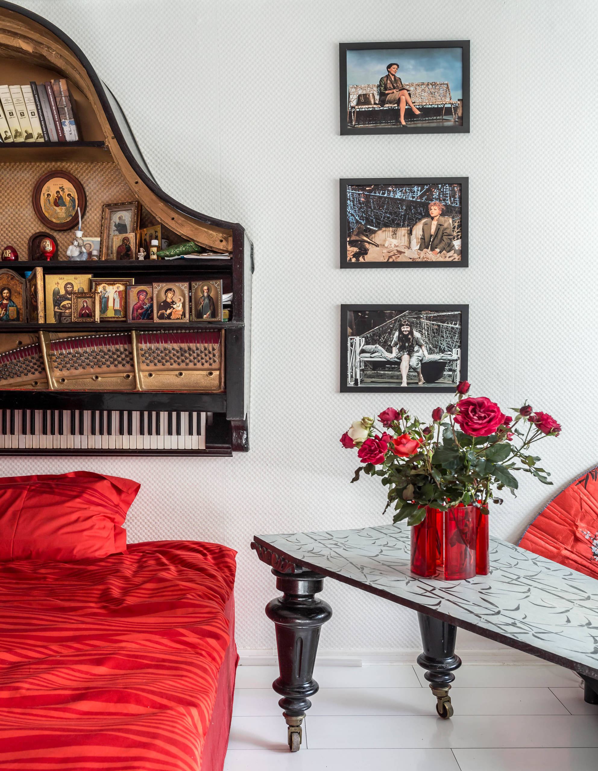 В гостях: Красная хрущевка с роялем на стене