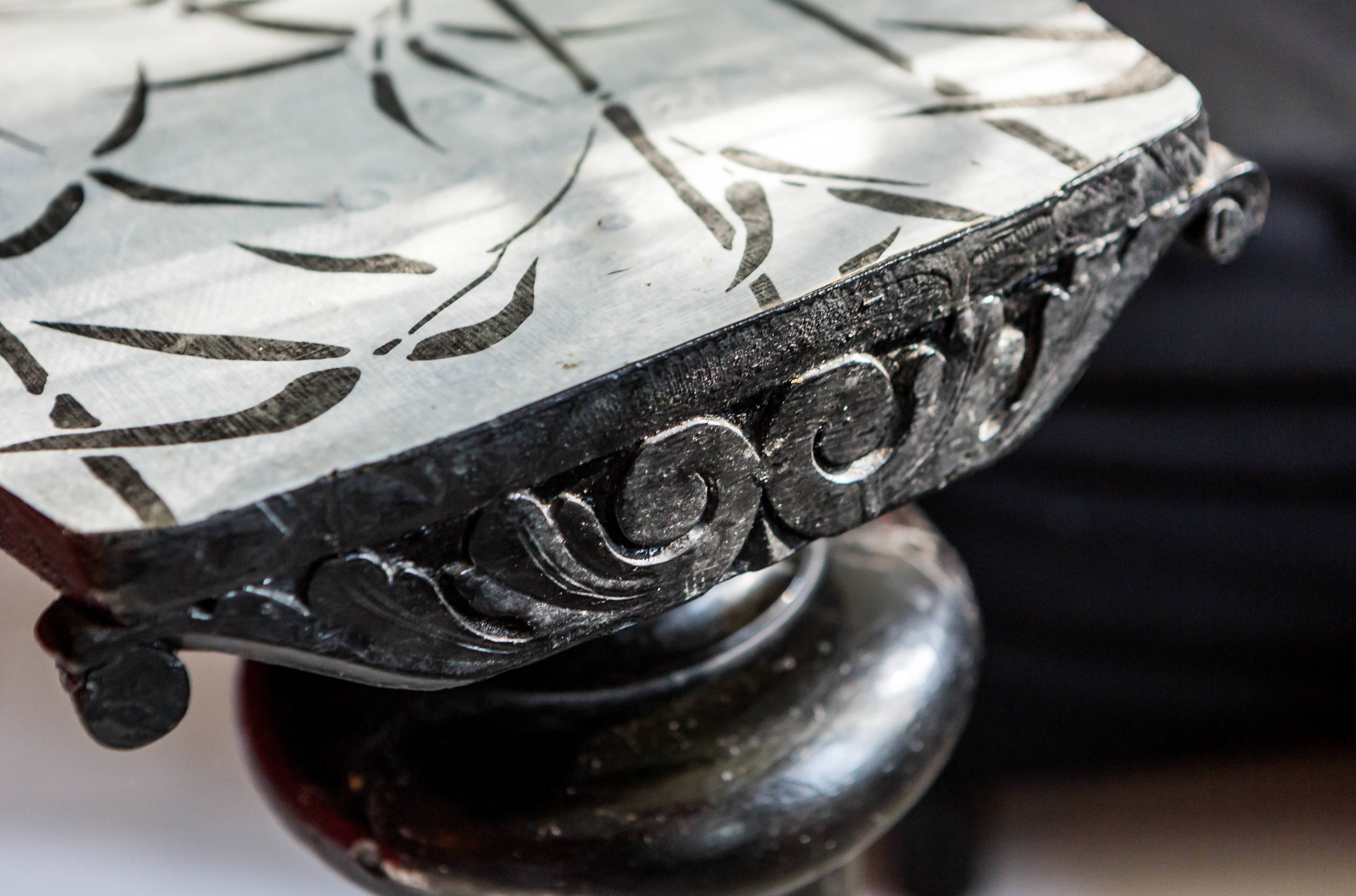 В гостях: Красная хрущевка с роялем на стене