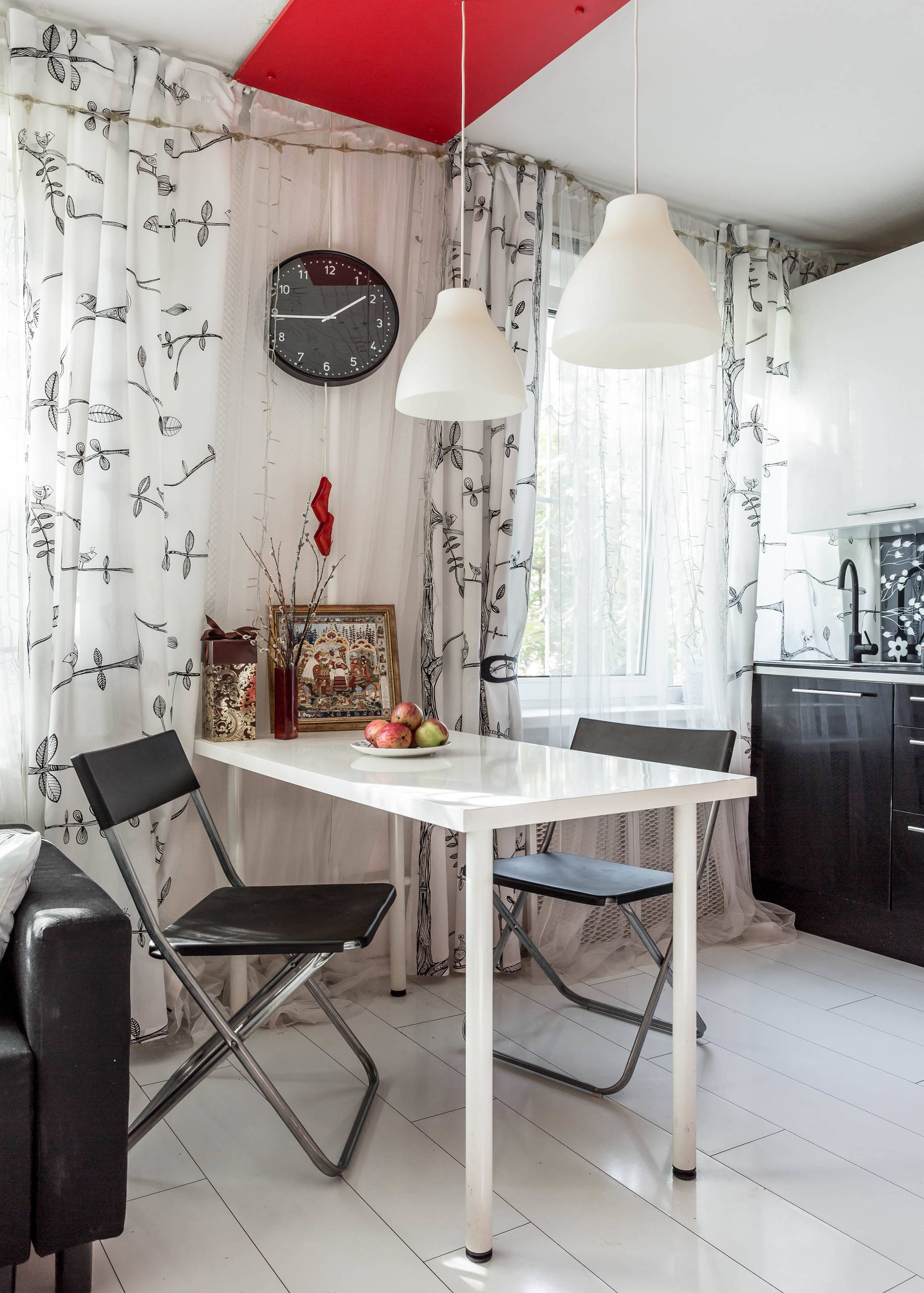 В гостях: Красная хрущевка с роялем на стене