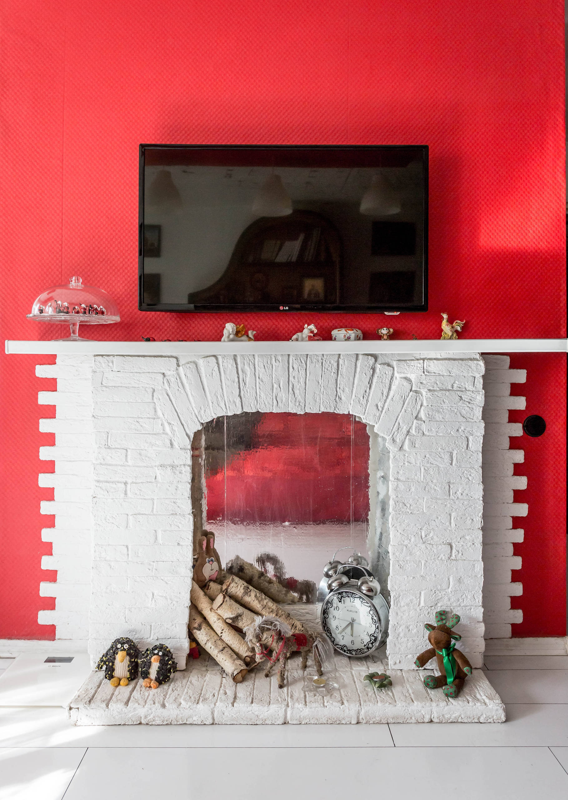 В гостях: Красная хрущевка с роялем на стене