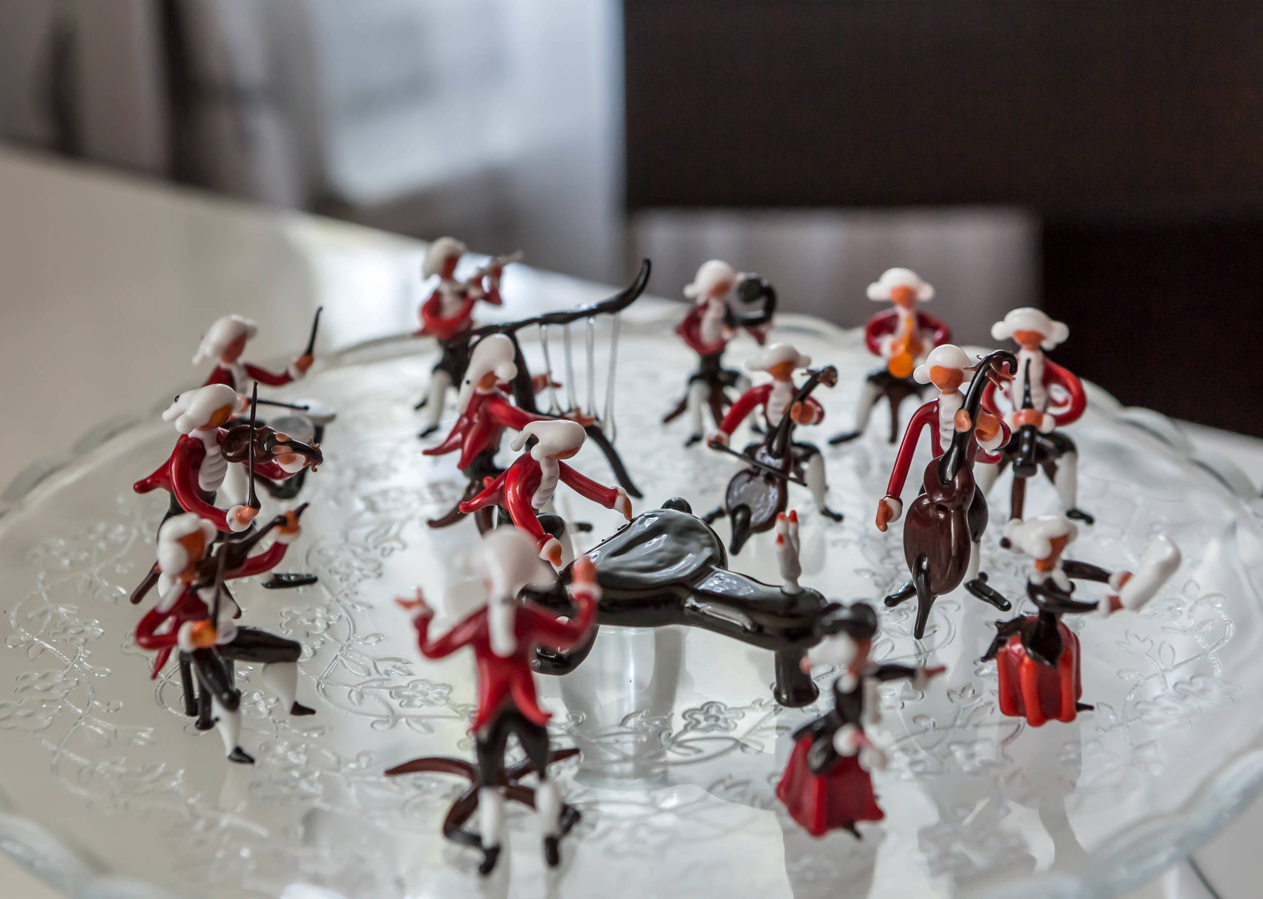 В гостях: Красная хрущевка с роялем на стене