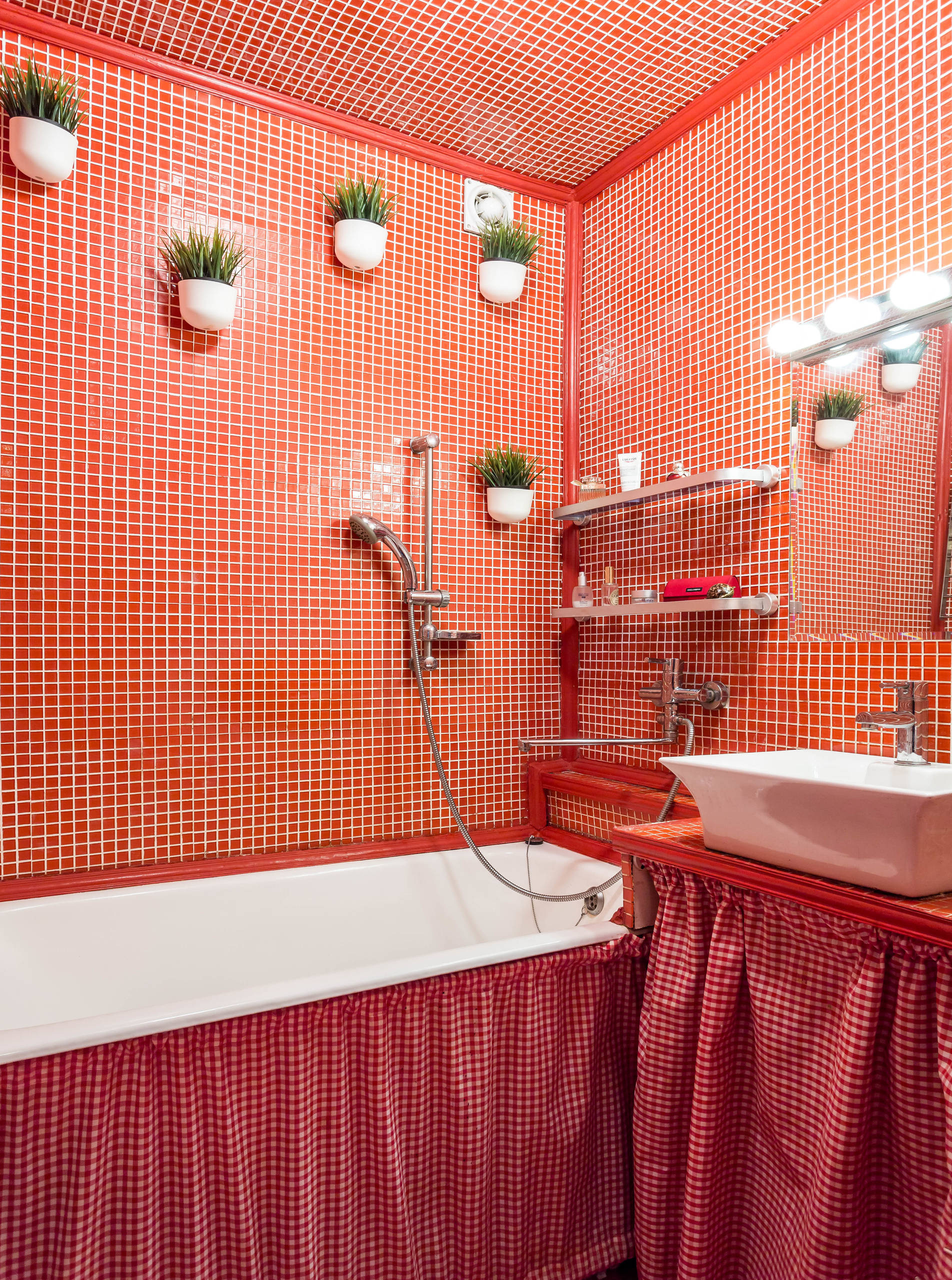 В гостях: Красная хрущевка с роялем на стене