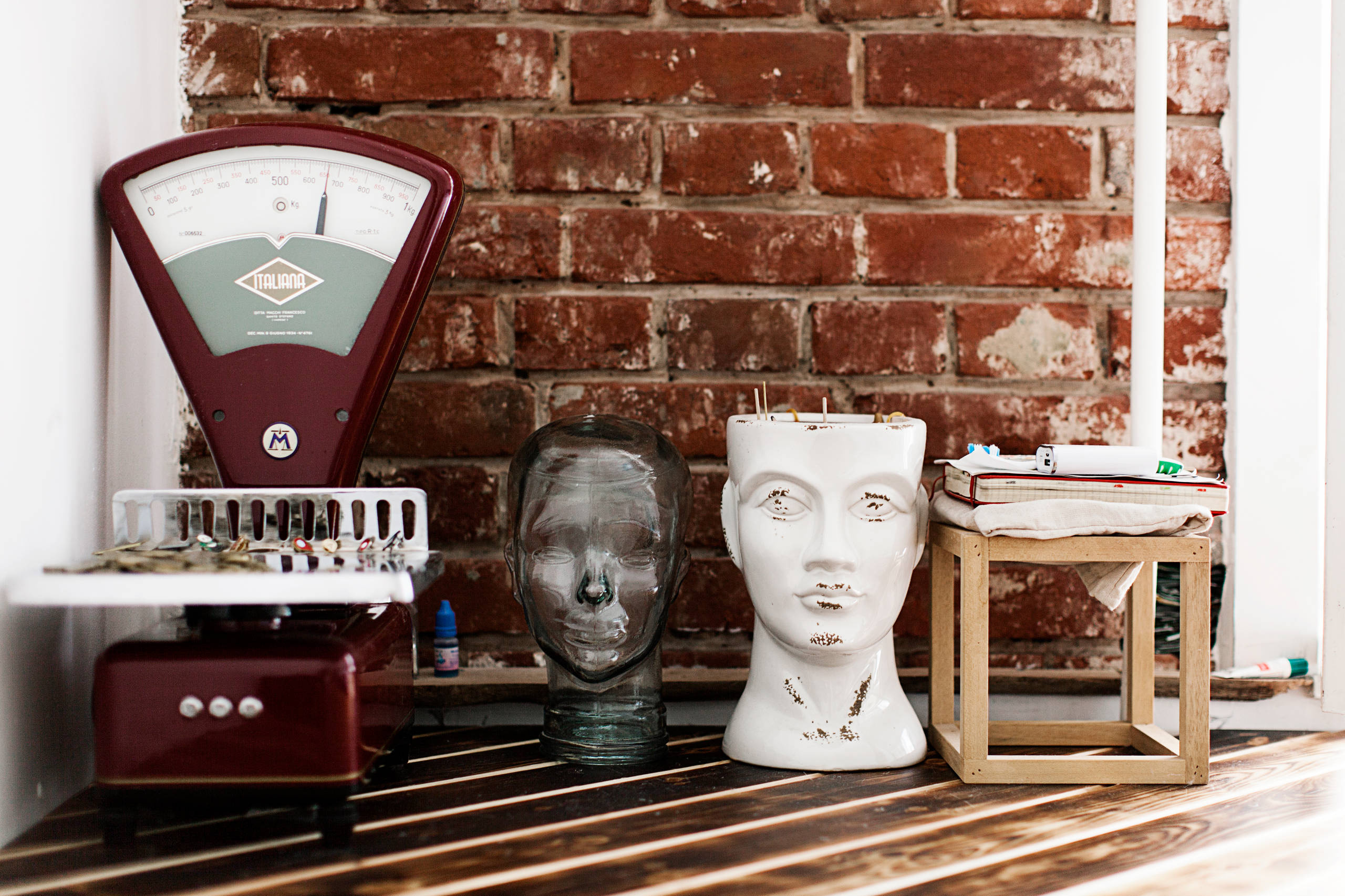 В гостях: Интерьер для троих друзей с авторской мебелью из дерева