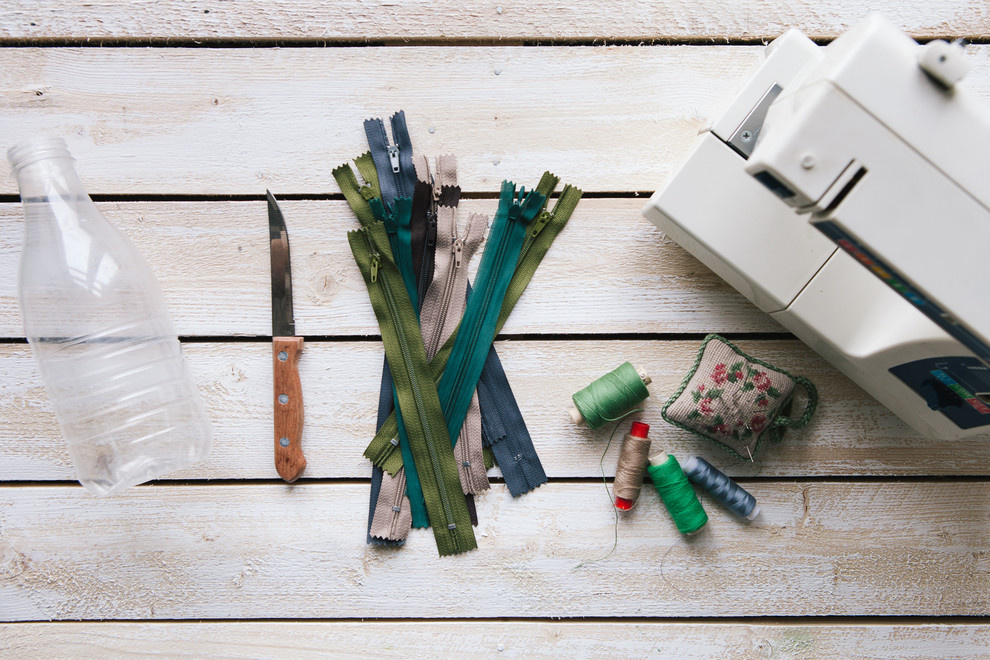 DIY: Цветочная ваза из пластиковой бутылки и 12 молний