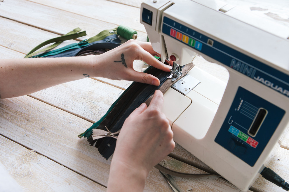 DIY: Цветочная ваза из пластиковой бутылки и 12 молний