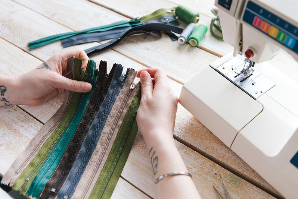 DIY: Цветочная ваза из пластиковой бутылки и 12 молний