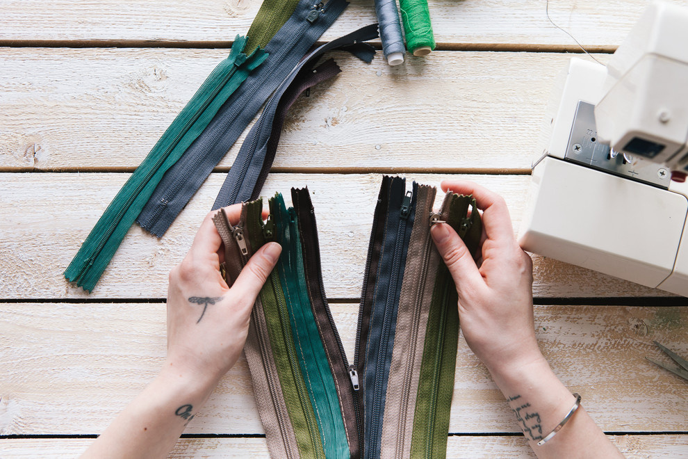 DIY: Цветочная ваза из пластиковой бутылки и 12 молний