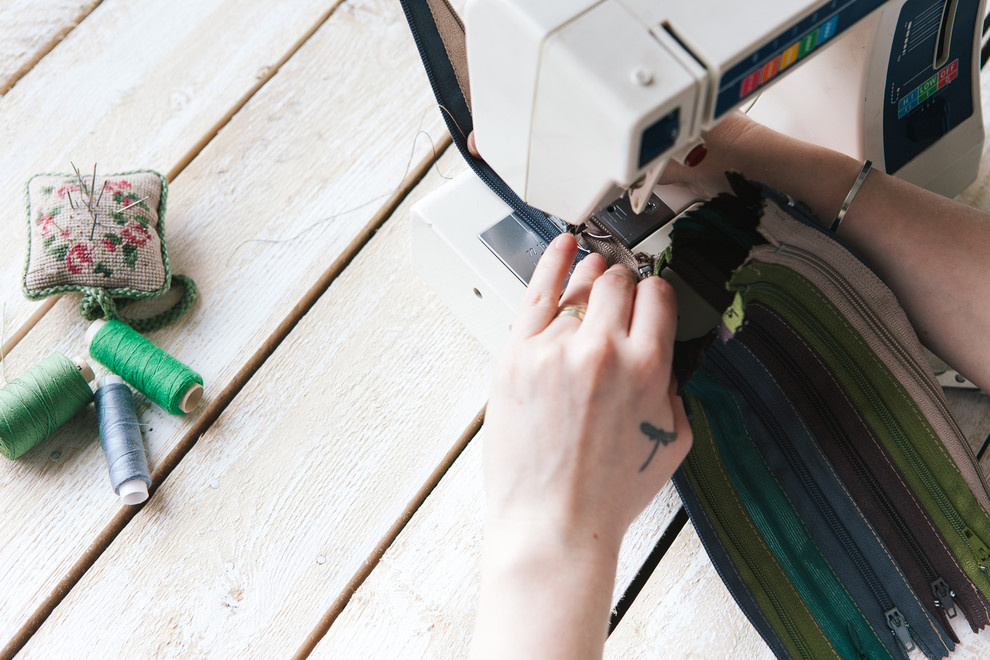 DIY: Цветочная ваза из пластиковой бутылки и 12 молний