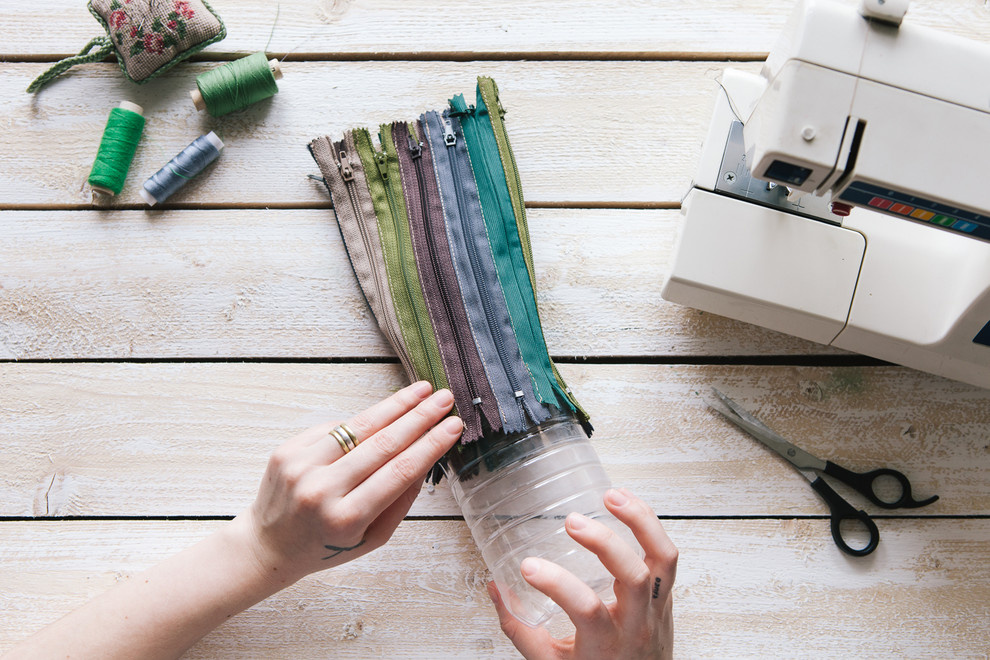 DIY: Цветочная ваза из пластиковой бутылки и 12 молний