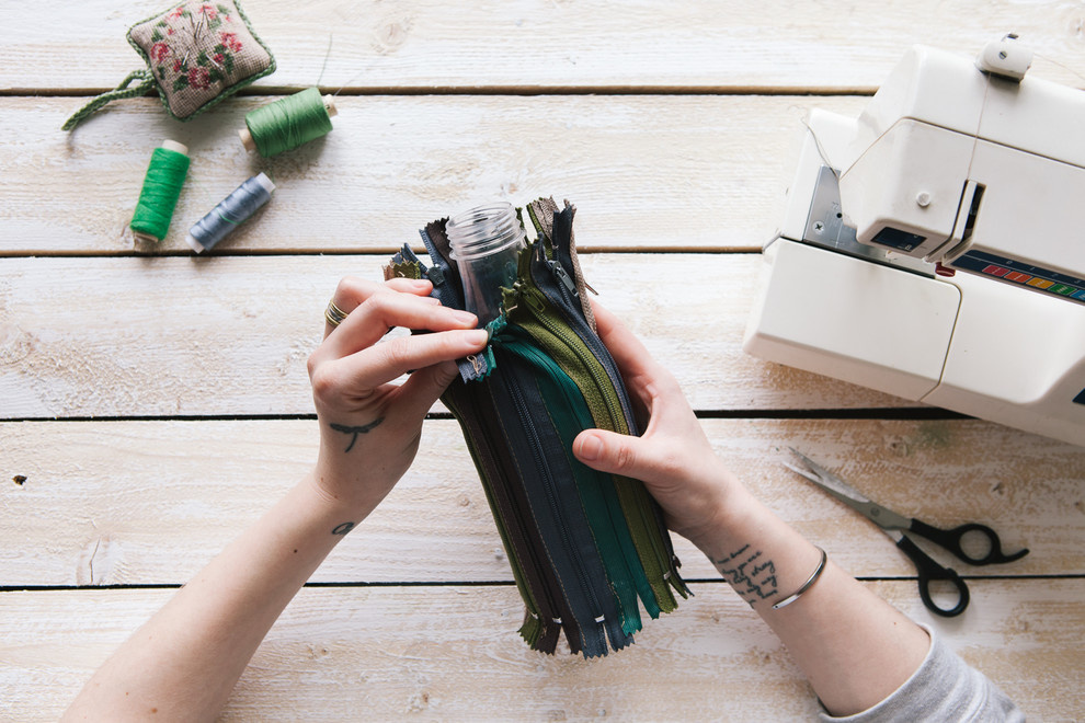 DIY: Цветочная ваза из пластиковой бутылки и 12 молний