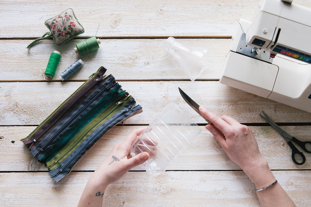 DIY: Цветочная ваза из пластиковой бутылки и 12 молний