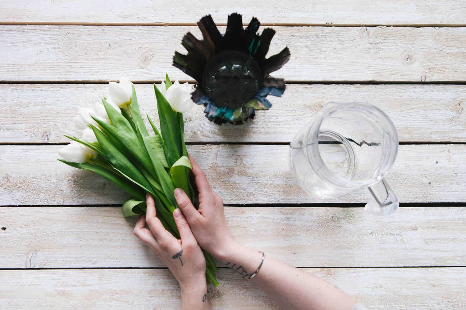 DIY: Цветочная ваза из пластиковой бутылки и 12 молний