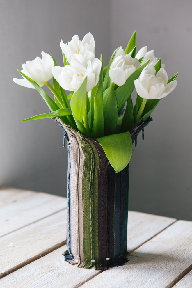 DIY: Цветочная ваза из пластиковой бутылки и 12 молний