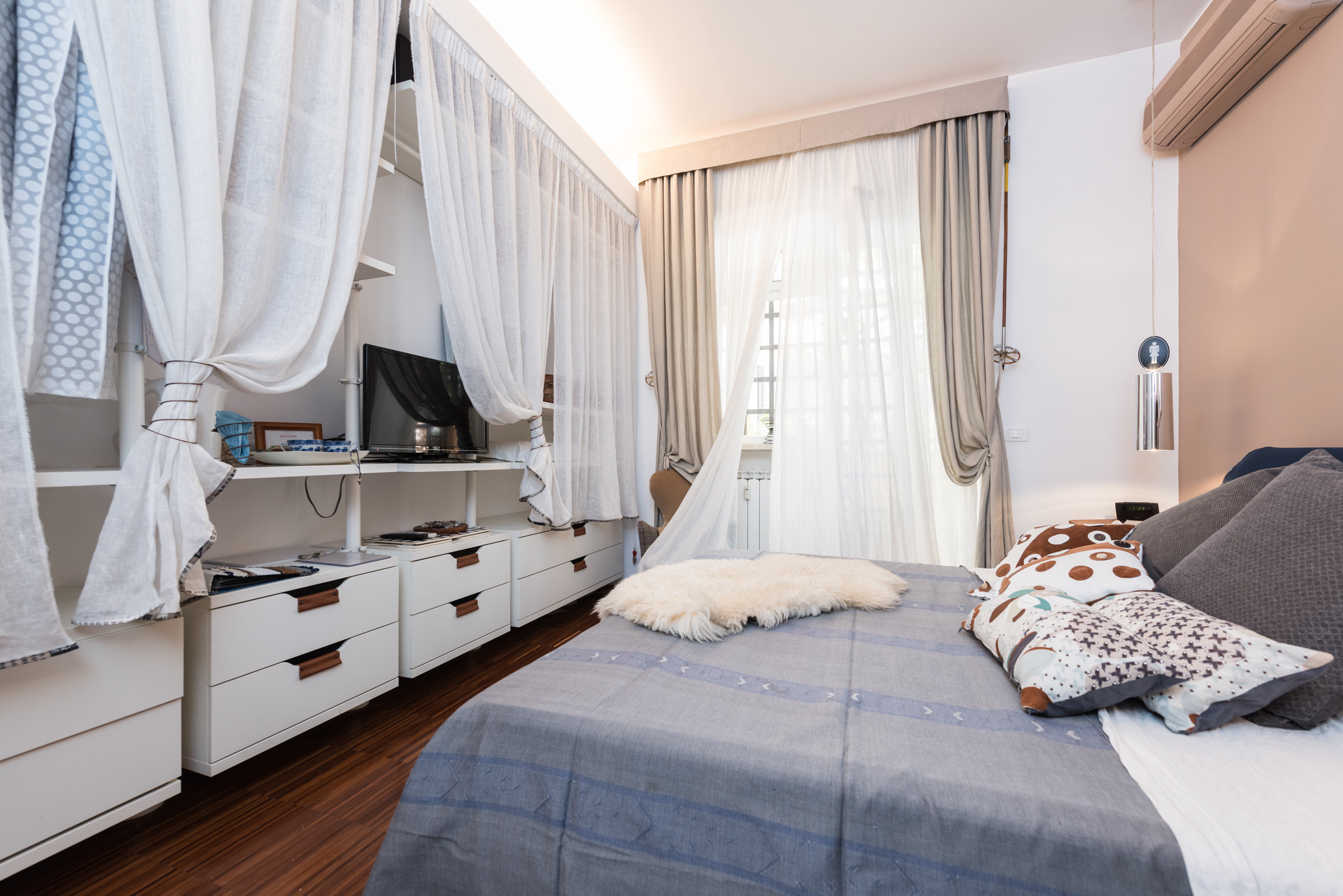 С миру по идее: Как хранить вещи в небольшой спальне