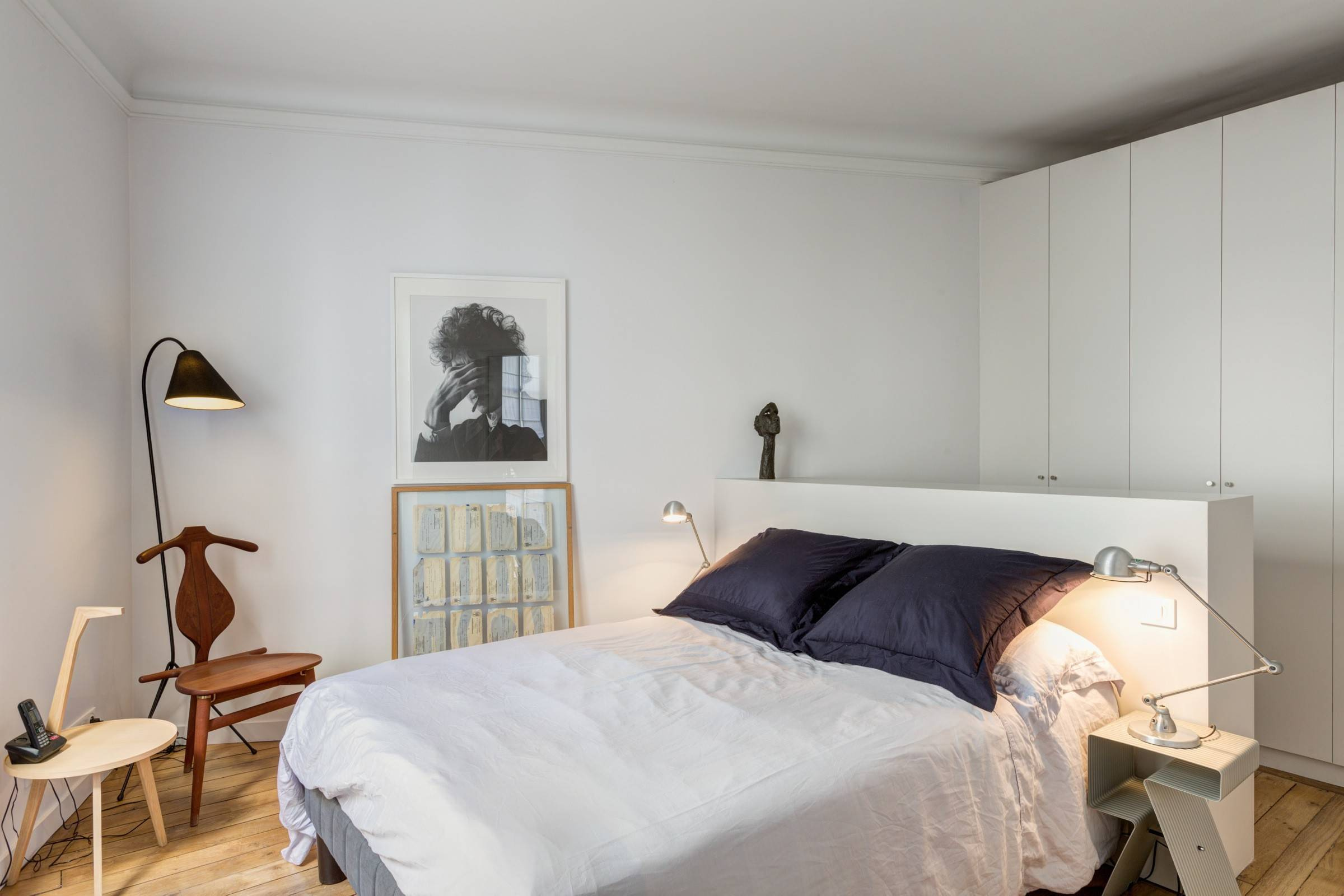 С миру по идее: Как хранить вещи в небольшой спальне