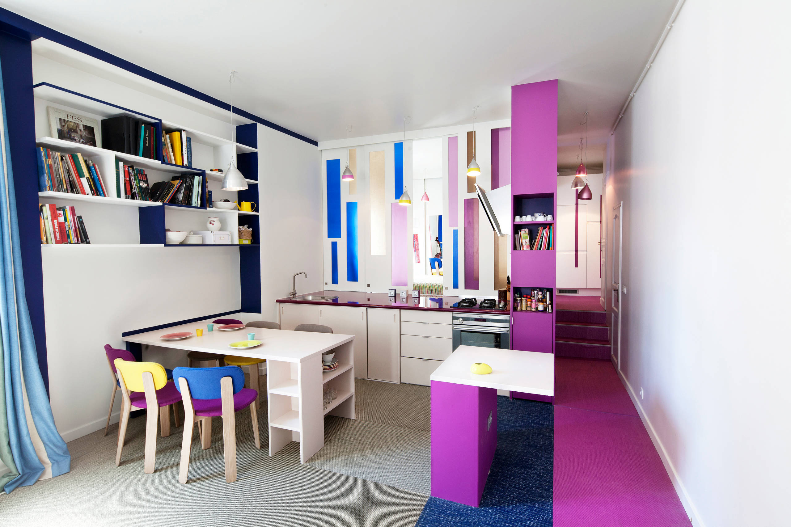Houzz Франция: Буйство красок в дизайне маленькой парижской квартиры