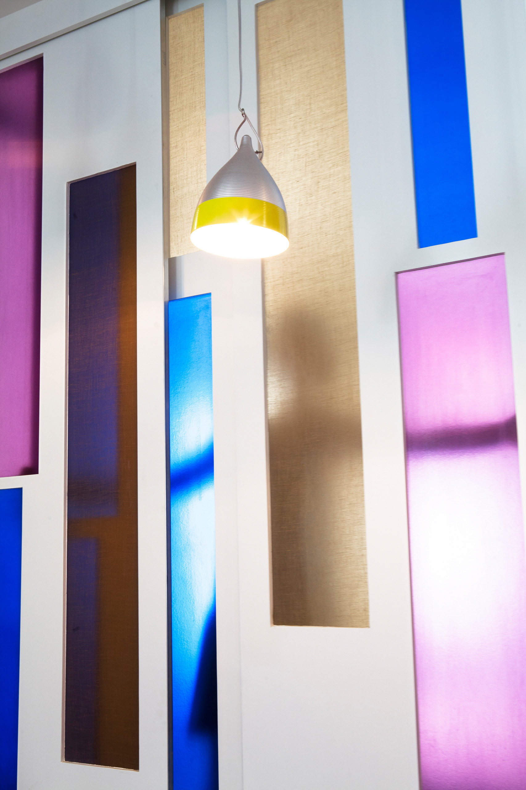 Houzz Франция: Буйство красок в дизайне маленькой парижской квартиры