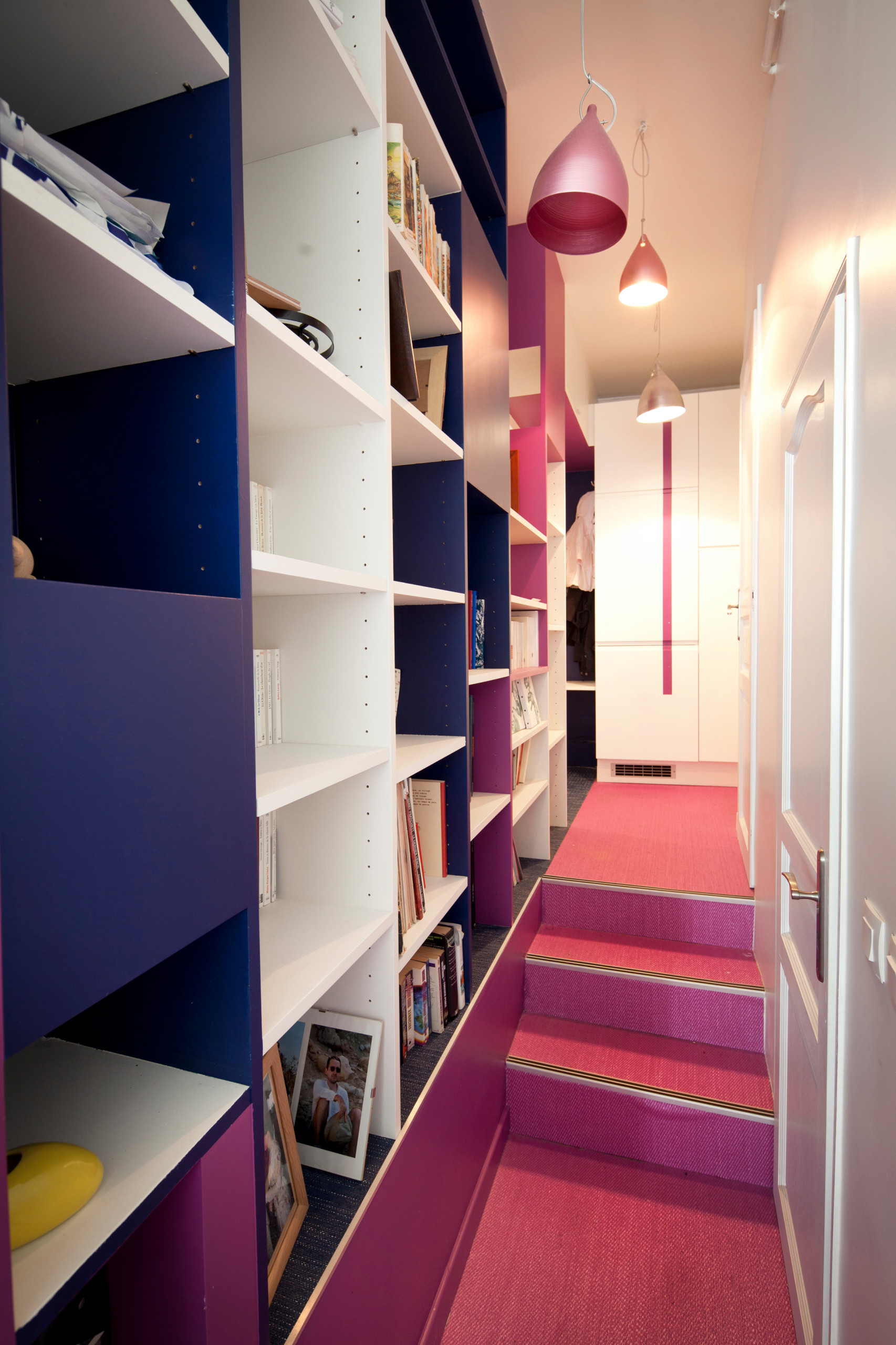 Houzz Франция: Буйство красок в дизайне маленькой парижской квартиры