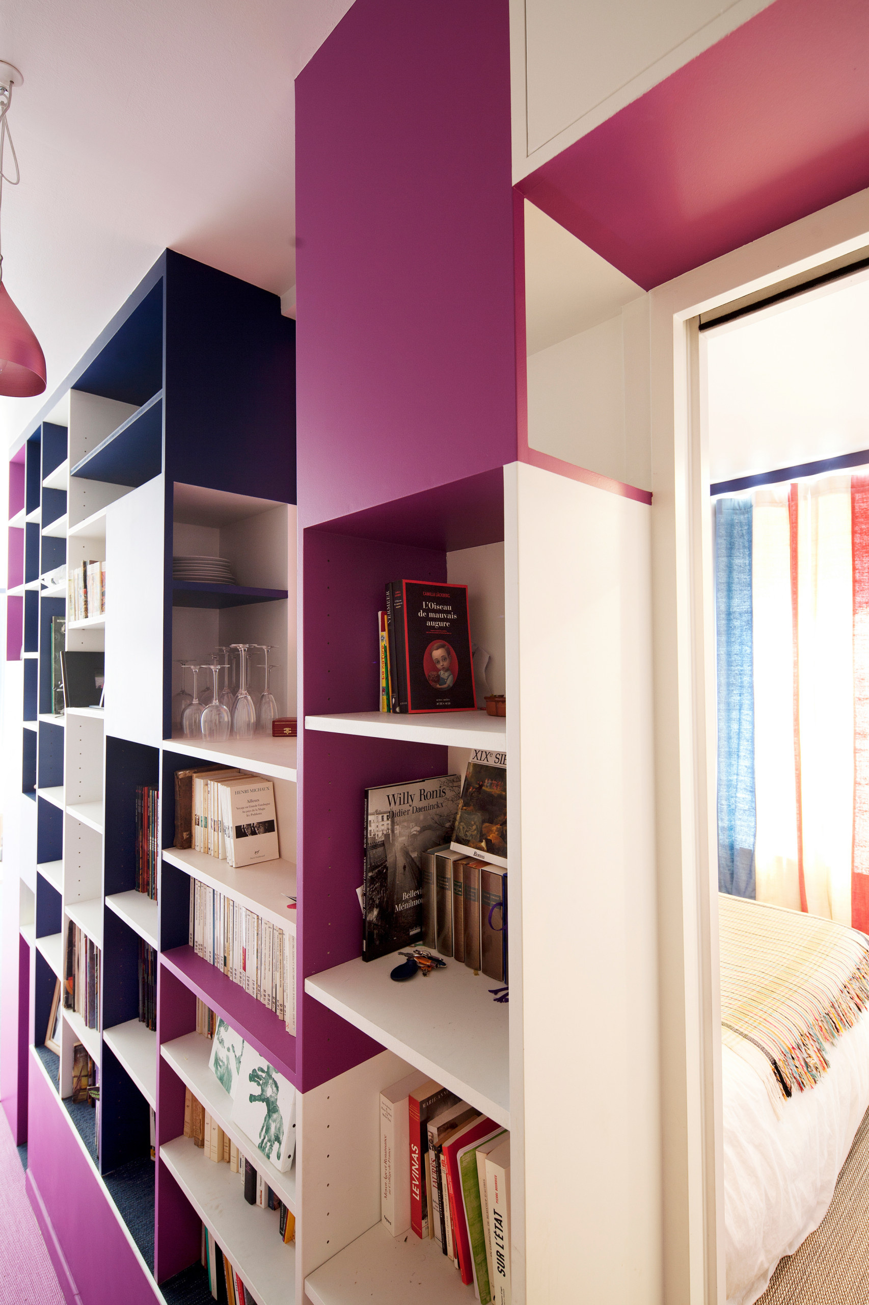 Houzz Франция: Буйство красок в дизайне маленькой парижской квартиры