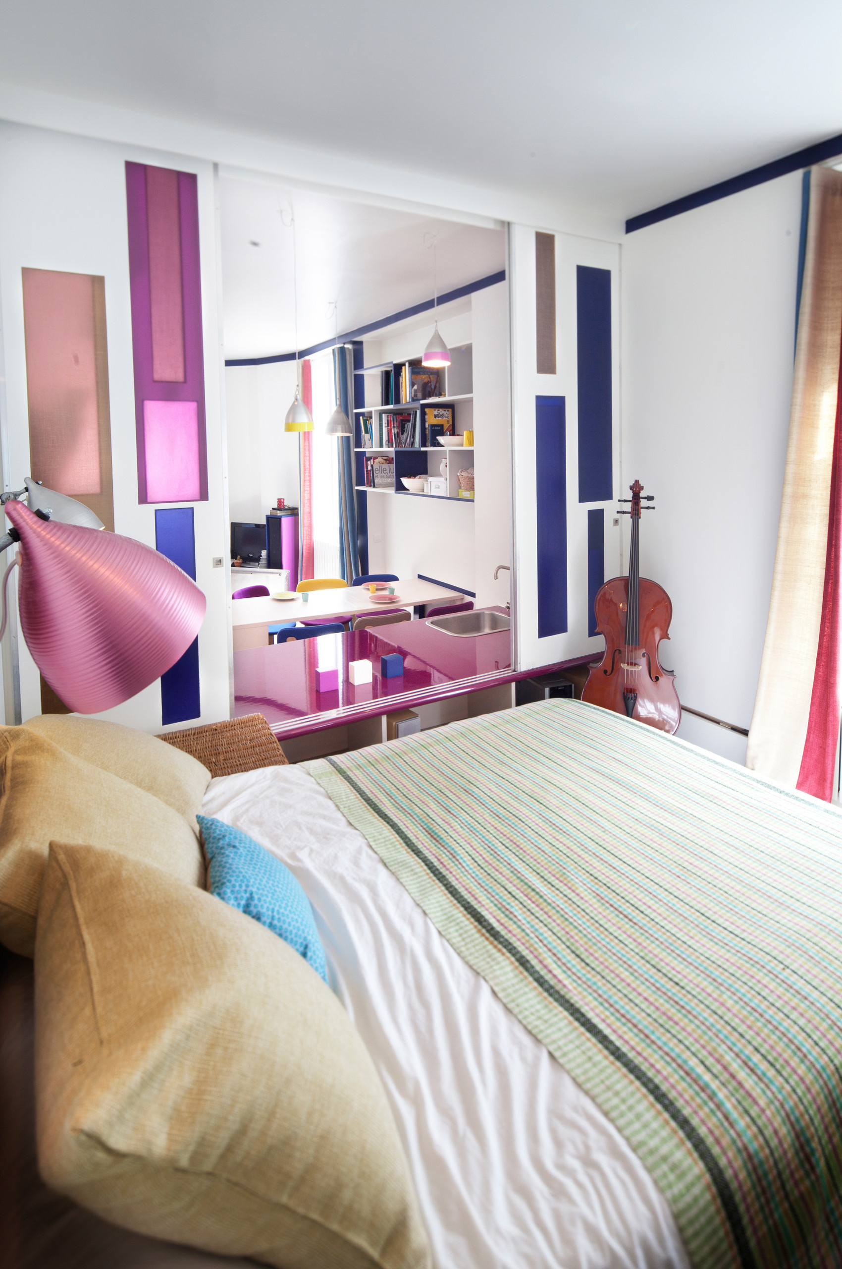 Houzz Франция: Буйство красок в дизайне маленькой парижской квартиры