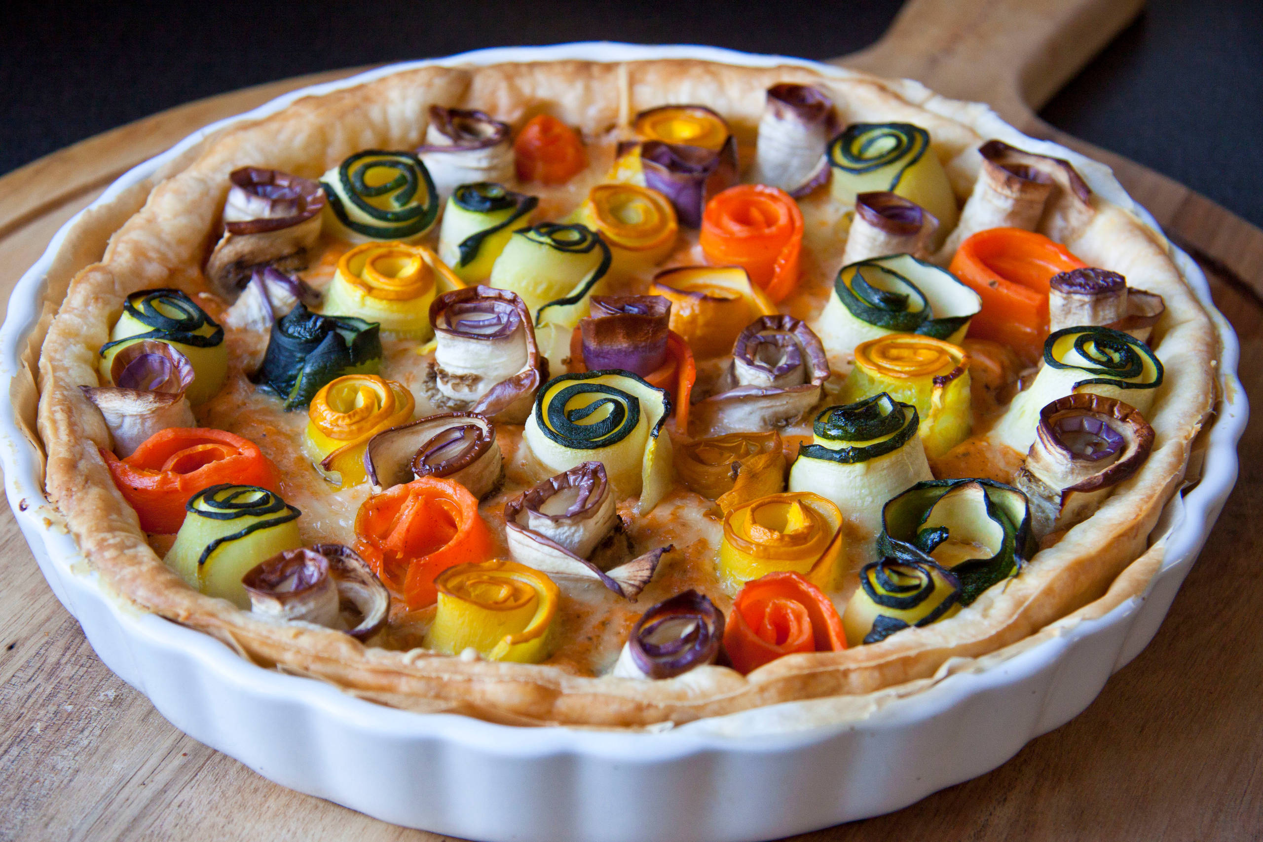 Рецепт: Овощной пирог с цветами из баклажанов и кабачков