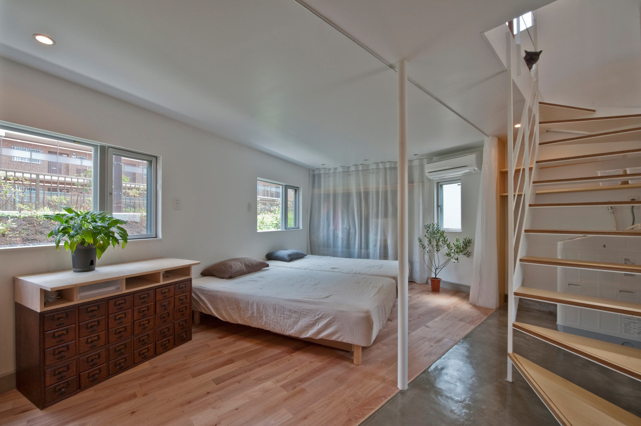 Houzz Япония: Узкий дом в Токио с видом на реку